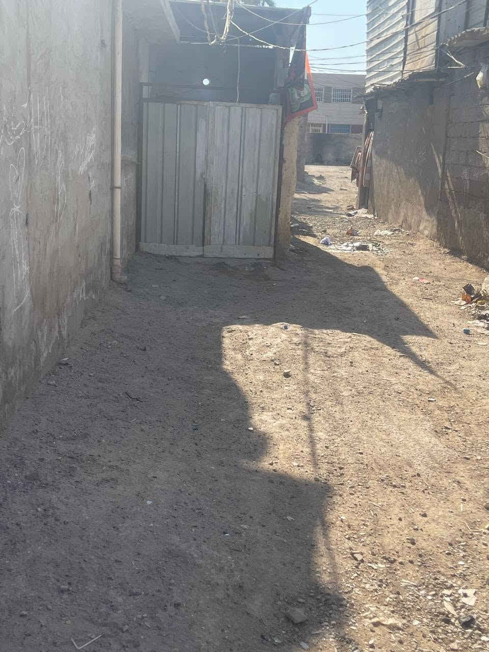 السلام عليكم بيت تجاوز مساحه ٥٠  متر نضيف ارضيه جديده حمام سيراميك كله  بلجريخي قرب ساحه المحله بصف مدرسه مالك الاشتر ***********
