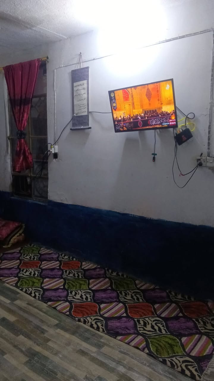 يا الله بيت للبيع 100م
سعر 16معه مجال 

 بناء بلوك اساس صب مسلح سقف عكاده
خريطه كامله غرفه نوم صاله مطبخ ستقبال صحيات 

 خدمات كامله مدرسه اهليه او حكوميه

 العنوان نجف الاشرف مقابل قرية الغدير الاولى شارع الصب عمود 270شارع الموسسه 

للستفسار اكثر ***********
