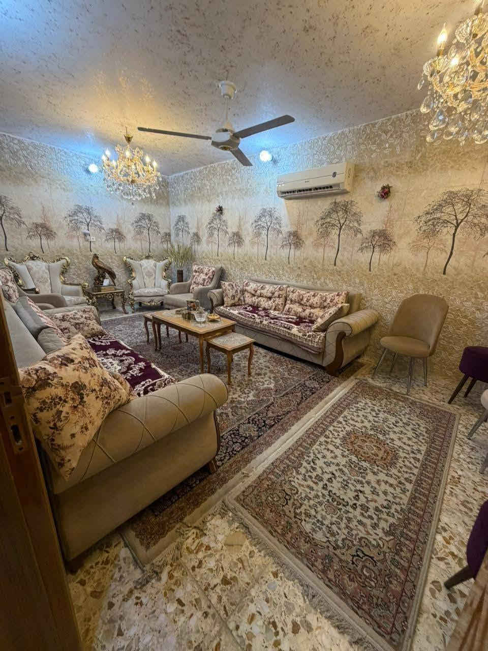 بيت ٢٠٠ متر بداية حي الوفاء خلف التجاري يحتوي عل غرفتين وصاله ومطبخ واستقبال وحديقه وكراج سعره مناسب للعوائل للاستفسار ***********@@

