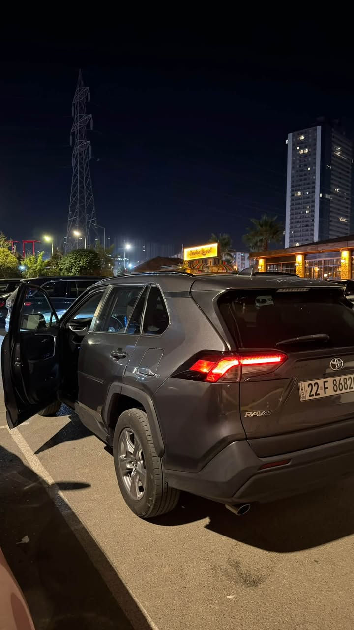 Toyota Rav 4 2022 بانزين
🎖️ وارد امريكي مواصفات XLE :
بصمة رادار دخول ذكي
بريك بصمة
دفع رباعي AWD
رادار امامي خلفي
ابل كاربلاي + اندرويد اوتو
قطعتين تبريد كير 8 نمر
محرك 2500
والخ مواصفات ال XLE عدا الفتحة
🏎️ الممشى : 100 الف كم ( قابل للزيادة ) 
بدون صبغ بدون ايرباگ صور الحادث مُرفقة 
وهذا رقم الشاصي : 2T3P1RFV0NC285094
ملاحظة : بيها رصعات بالباب الخلفي سكن 
موضحة بالفديو .
مرقم اربيل الجديد 
سنوية باسمي تحويل مباشر ثاني يوم
💸 السعر : 21,500$ يعني 215 ورقة وبيها مجال 
📍 مكان السيارة : موصل ، اربيل 
📞 للأستفسار : ***********

