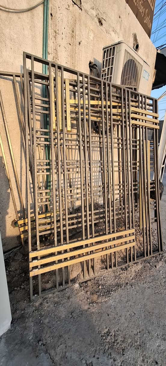 شبابيك حديد بحالة جيدة عدد ٣ سعر الشباك الواحد ١٥٠ الف وبيه مجال المكان حي الجهاد رقم ***********
