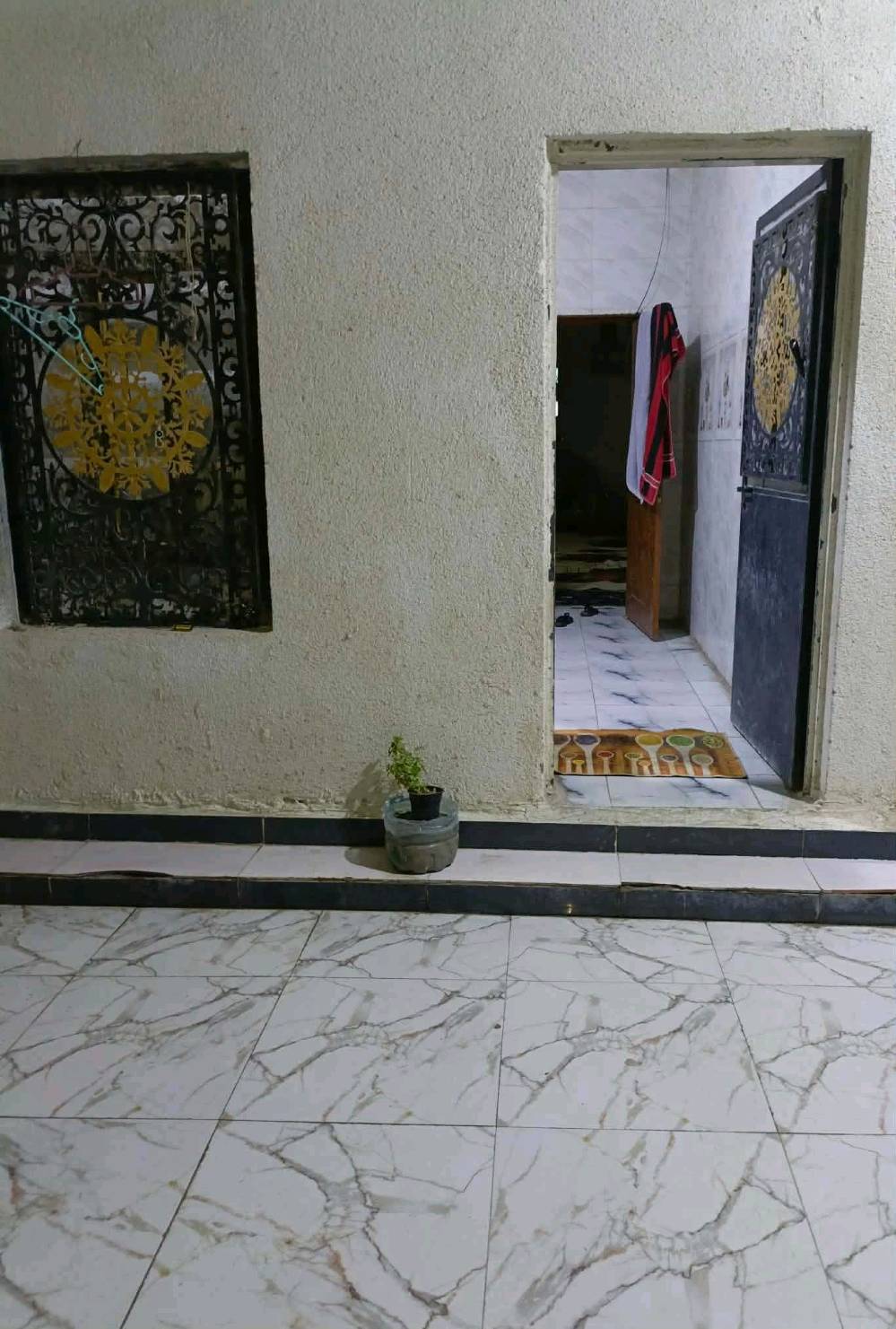 سلام عليكم بيت بل جزيره بل فيروزيه الجسر لأول مقابل مدرسه العنفوان طابقين مساحه 150متر استقبال وطارمه وحمام خارجي ومطبخ وصاله وغرفه وحمام داخلي ومنور فوك غرفتين وصاله وحمام وسطح السعر ٩٢ هو والكاونتر وبي مجال