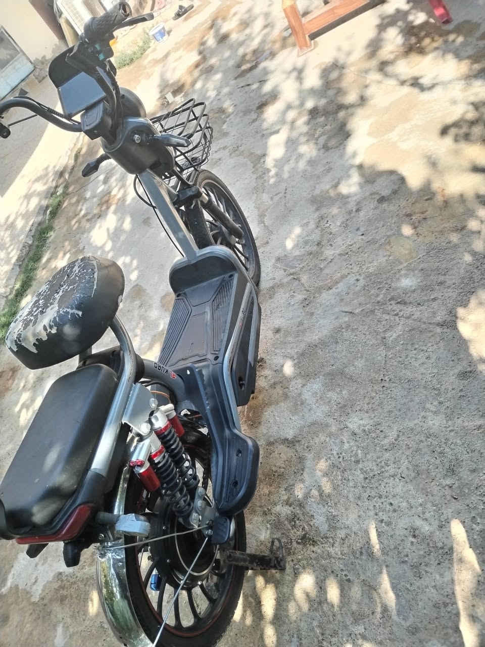 سلام عليكم عندي بيسكل شحن لبيع بسعر 250   و بيها مجال  كهربييات كلها شغلات وهادا رقمي ***********

