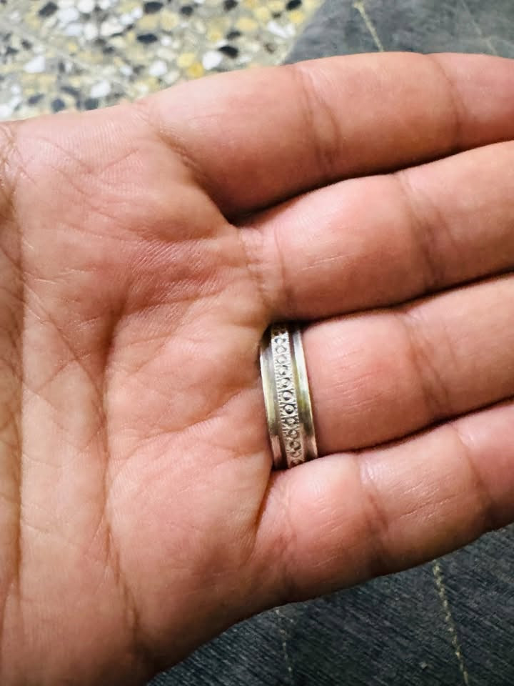السلام عليكم
حلقه فضه 925 

الوزن تقريبي 8 غرام بالزايد بس اعتقد اقل 

قياس 24/25 

سعر 25 مع التوصيل 🚚

مكاني بغداد مدينة الصدر ***********
