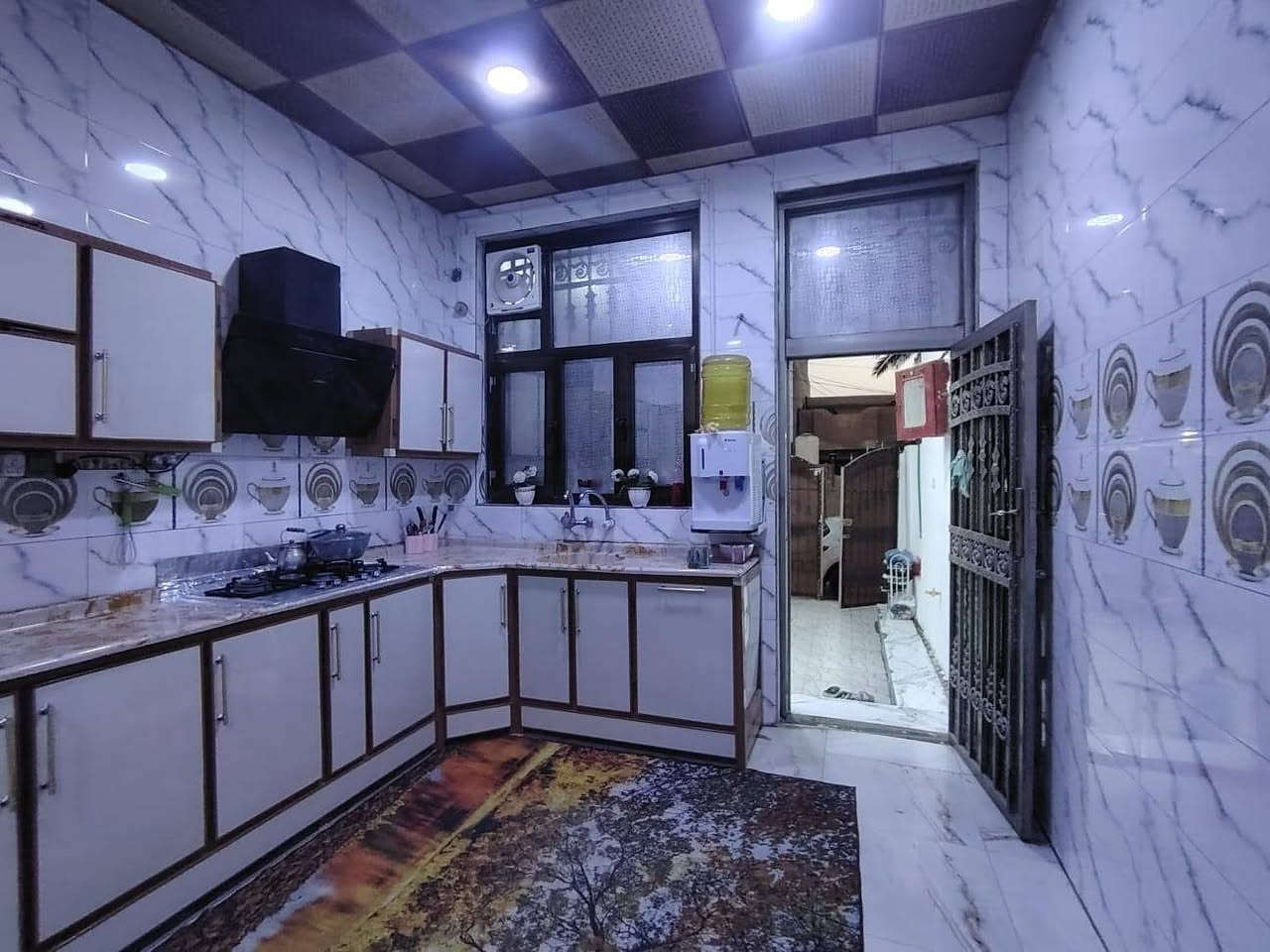 🏠 بيت للبيع بمواصفات مميزة (نظام زنجيل - واجهتين) 🏠
توفر بيت مميز ونظيف جداً للبيع، جاهز للسكن الفوري بموقع ممتاز ومواصفات راقية.

📐 تفاصيل العقار:

 المساحة: 175 متر مربع.

 التصميم: طابقين (بناء نظيف وبحالة ممتازة جداً).

 الإطلالة: نظام زنجيل (يحتوي على واجهتين أمامي وخلفي)، مما يوفر تهوية ممتازة وإضاءة طبيعية طوال اليوم، وسهولة في الدخول والخروج.

🛏️ التوزيع الداخلي للبيت:

 غرف النوم: 4 غرف نوم واسعة ومريحة.

 المطابخ: يحتوي البيت على 2 مطبخ (موزعة بشكل يخدم الطابقين وعملي جداً).

الموقع بابل الحصوه حي الشهداء خلف حسينيه الزهراء اقرب نقطه داله مدرسه الكواكب

 المرافق الأخرى: صالة استقبال، مجاميع صحية، وكافة الخدمات الأساسية.

✨ مميزات إضافية:

 البيت بحالة نظيفة جداً ولا يحتاج إلى مصاريف إضافية (جاهز للسكن).

للاستفسار ***********
غير متواجد على النت

