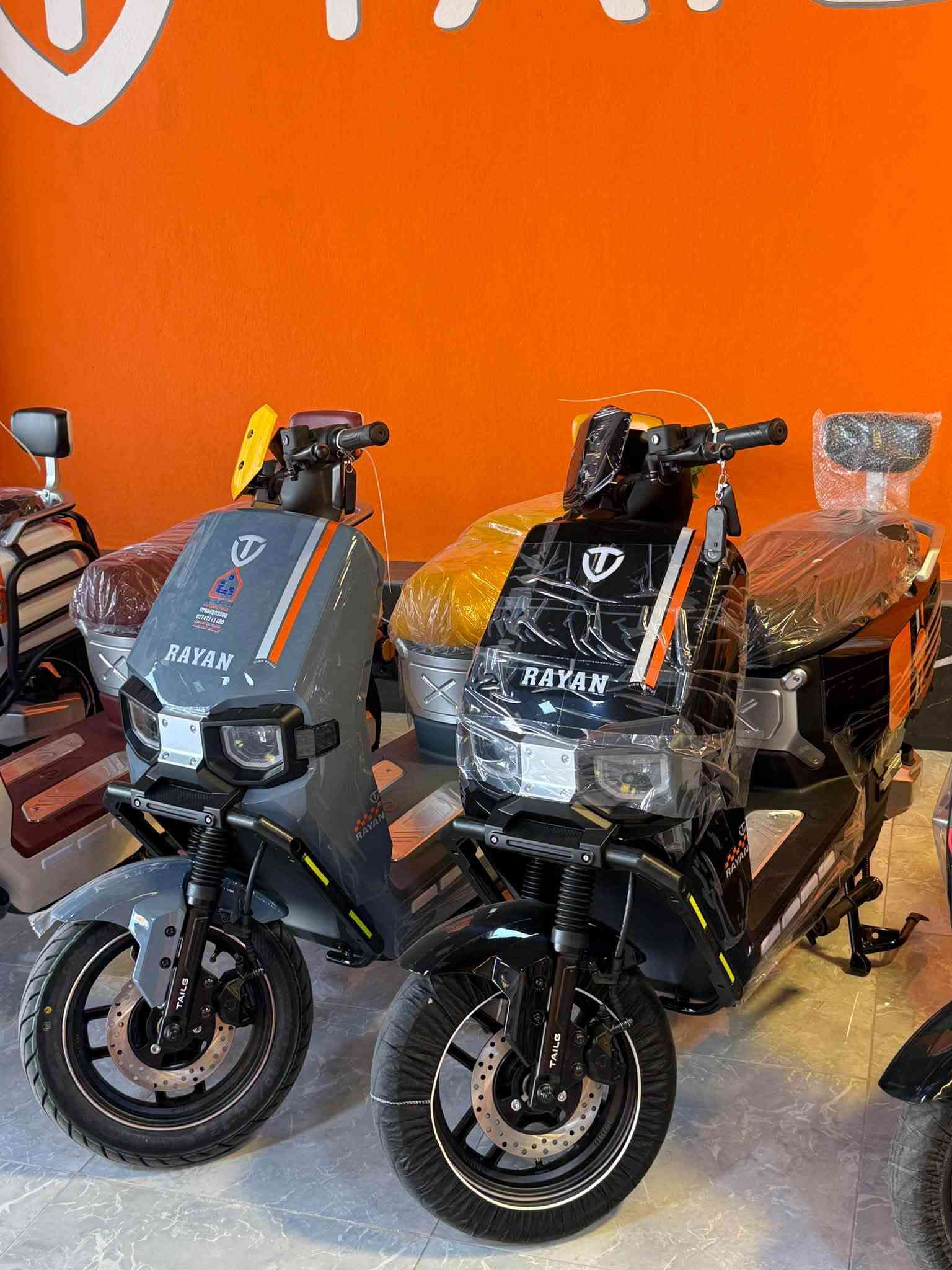 الريان وحش الكون
ملف 2000 W حقيقي 

سرعتها 80km/h 

تقطع بشحنة مسافة 75-80 km 

حجم تاير 12/90/90 

ضمان عقل +ملف لمدة سنة 

ضمان باتري لمدة 6 اشهر 

صيانة مجانية لمدة سنة 

سعرهاا 1,350,000 

الالوان ( اسود - رصاصي - ابيض ) 

كل قطع الغيار تكون متوفرة 

للاستفسار *********** 

النبال مول2 الوكيل الحصري لدراجات الريان

نص مكتوب في الصور:
- RAYAN ELECTRIC BIKE دراجات كهربائية بمواصفات عالية راحة .. أمان .. توفير بطارية قوية مدي طويل سرعة مناسبة للاستخدام اليومي أمان عالي بفرامل قوية شحن سريع وسهل الآن RAYAN امتلك دراجتك الكهربائية بالتقسيط المريح السعر النقدي 1,350,000 د.ع القسط الشهري 160,000 د.ع لمدة 10 أشهر للاستفسار والحجز تواصل معنا الآن النبال مول الفلوجة - الحي العسكري دراجتك ... لأسلوب حياة أفضل للجميع للعائلات للموظفين للطلبة