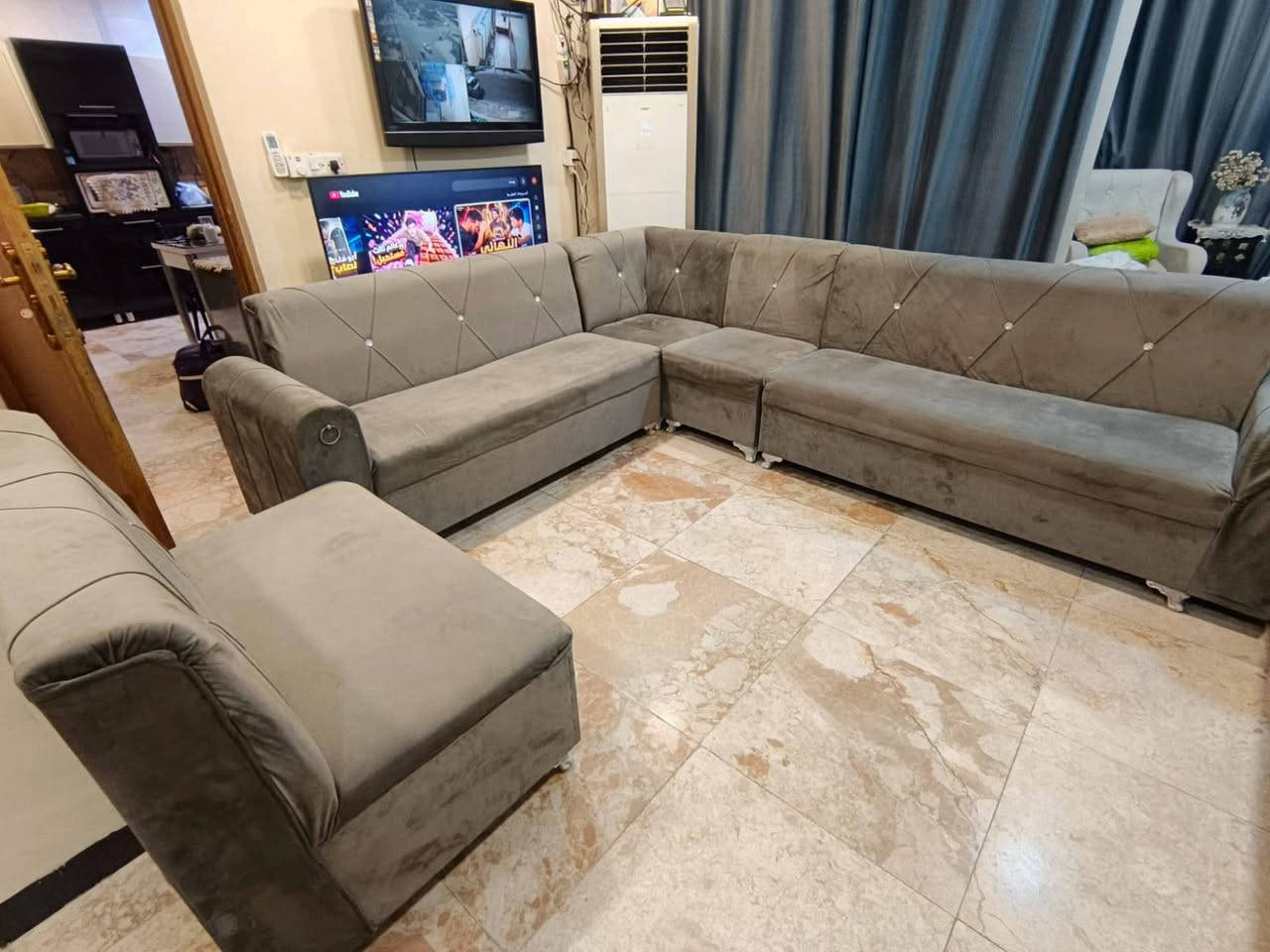 السلام عليكم ديوان للبيع شغل عراقي  بغداد طالبية
سعر مناسب 
***********
