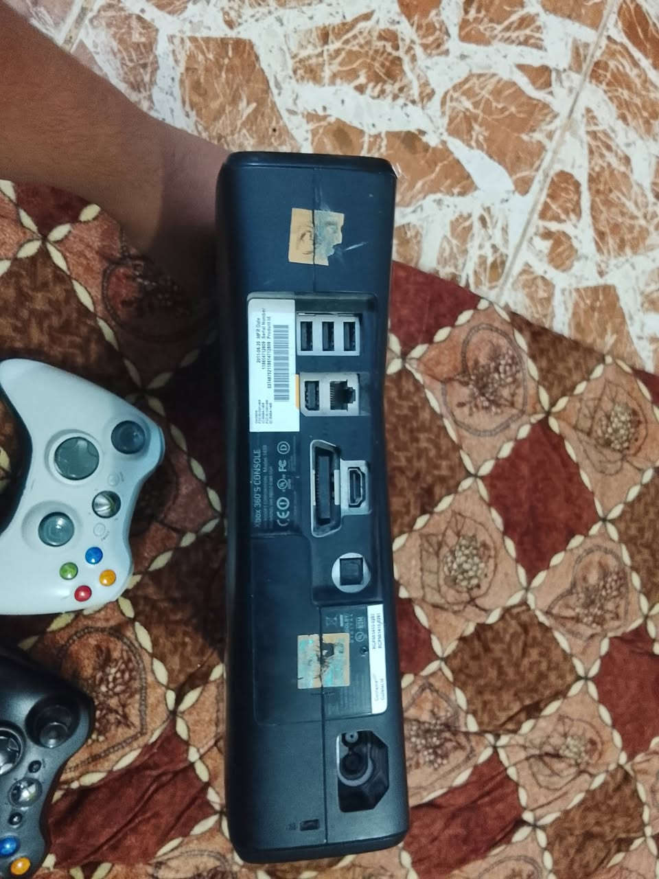 سلام عليكم
XBOX 360 سلم للبيع 
وياه ٣ جوستك ٢ واير ليس واحد واير 
العاب بيه ٢٦٠ لعبه كلهن العاب قويه 
الاستفسارا *********** 
السعر خاص علق وطبلك خاص
