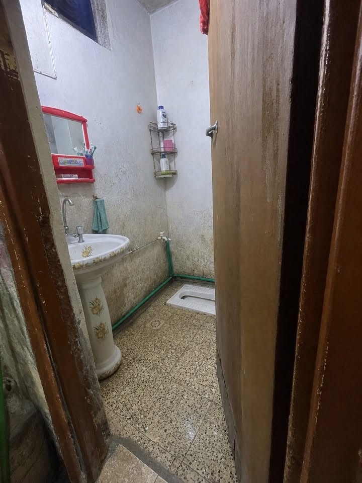🔴شقة سر قفلية 🔴منطقة حي اور فلكة صباح الخياط قرب جامع عمار ابن ياسر موقعها على الشارع مساحة 52 متر طابق ثاني تحتوي على صالة صغيرة وغرفتين وحمام ومطبخ وترك 🔴السعـر 7 ملايين 🔴وبيها مجال والايجار الشهري170 الف جداً مناسب للموقع للاستفسار الرقـم ***********
