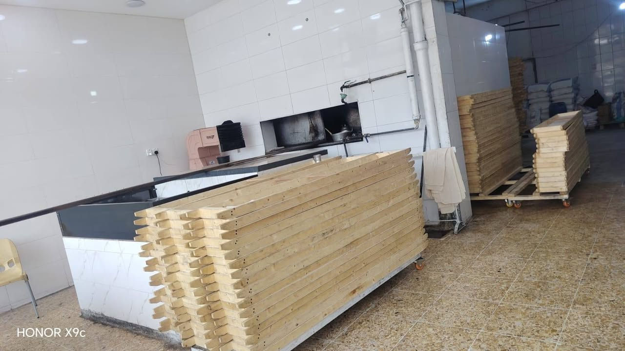 فرن صمون حجري للبيع بيه اجازة نفط فرن معمر جديد سرقفليه بغداد الامين شارع الارامل الايجار ٨٠٠ الف الاتصال *********** علي

نص مكتوب في الصور:
- HONOR X9c
