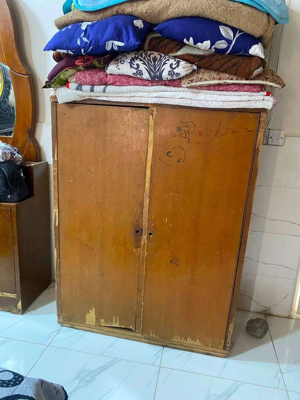 سلام عليكم ورحمه الله وبركاته عندي هاي غرفت نوم غرفه نضيفه مناقصه بس اقفاله عارضه ب 125الف وبيها مجال مكاني ديالئ ال امين *********** وهاذا رقمي متواجد واتساب وسيمكارت
