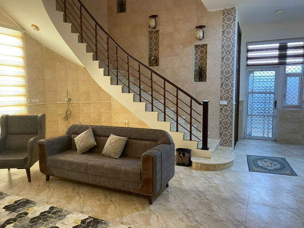 بيت للبيع حي البلديات الاطباء الاخصائيين خلف البنزين خلف سما كربلاء موقع مميز ثاني بيت عن الشارع العام مساحته 250 متر بناء 2024 يباع مع الاثاث خمس غرف نوم بيت  صار استقبال مطبخ صحيات عدد سته ***********
