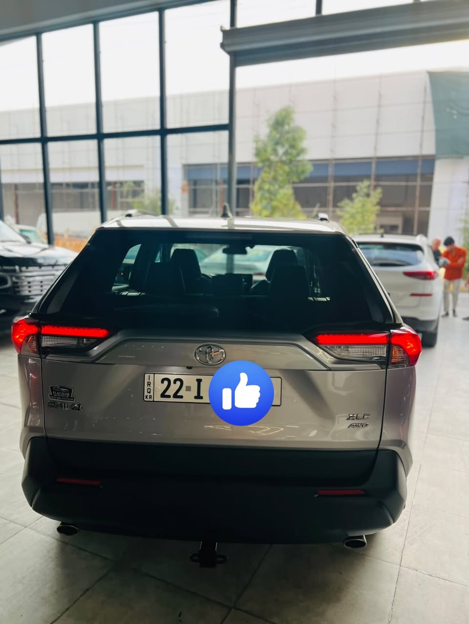 سيارة تويوتا راف فور (Toyota RAV4) موديل 2021 بفئة XLE AWD وتجهيزات فول مواصفات (واحد على واحد) تأتي بلمسات وتكنولوجيا ممتازة تجمع بين الاعتمادية والرفاهية.
المواصفات الفنية والمحرك
 المحرك: 4 سلندر بسعة 2.5 ليتر (تولّد قوة تقارب 203 حصان).
 ناقل الحركة (الكرك): أوتوماتيكي من 8 سرعات.
 نظام الدفع: دفع رباعي مستمر (AWD) يمنح ثباتاً ممتازاً على مختلف الطرق.
المواصفات الخارجية واللون
 اللون: رصاصي (Grey/Silver).
 اللوحة (الرقم): أربيل جديد.
 المرايا الجانبية: تحتوي على إشارات انعطاف (أشاير بالمرايا) مع خاصية طي وتعديل كهربائي وتدفئة.
 الصندوق الخلفي: فتح وإغلاق كهربائي بالكامل.
 نظام الدخول: بصمة للفتح والدخول الذكي بدون مفتاح مع زر تشغيل المحرك (Push Start).
المواصفات الداخلية والراحة
 المقاعد (الكشنات): جلد باللون الأسود.
 أنظمة المقاعد: تدفئة وتبريد للمقاعد الأمامية (حار / بارد) مع تحكم كهربائي لمقعد السائق.
 شاشة العرض: شاشة تعمل باللمس تدعم نظام Apple CarPlay و Android Auto.
 نظام التكييف: أوتوماتيكي ثنائي المناطق مع فتحات تكييف خلفية.
أنظمة الأمان والسلامة الذكية
 نظام التوقف الذاتي / التلقائي (Automatic Braking): نظام التوقف عند الطوارئ للحد من الاصطدامات الأمامية.
 نظام السلامة Toyota Safety Sense:
 رادار تفاعلي لتحديد المسافة ومثبت سرعة ذكي.
 نظام التنبيه عند الخروج من المسار ومساعد البقاء فيه.
 نظام كشف النقاط العمياء (Blind Spot Monitor) والتنبيه عند المرور الخلفي
***********

‭***********‬
