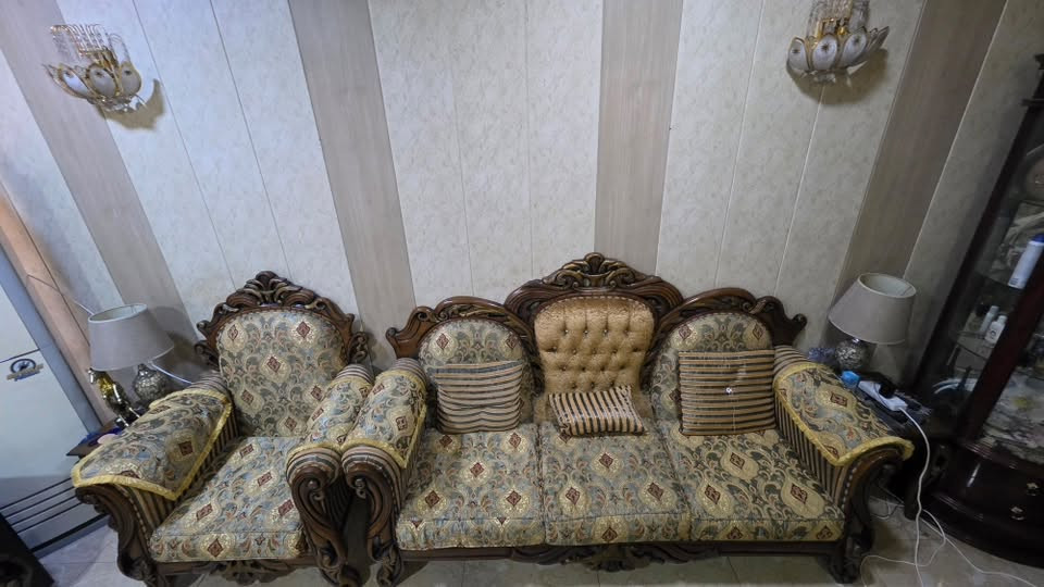 تخم ملكي خشب صاج تكمة ثكيل مابي اي ضرر لا بالقماش ولا بالخشب شرط الفحص
ويا كوشات وطبلة وسطية واربع طبلات 
المكان بغداد الدورة حي الصحة 
السعر ٨٠٠ 
***********
