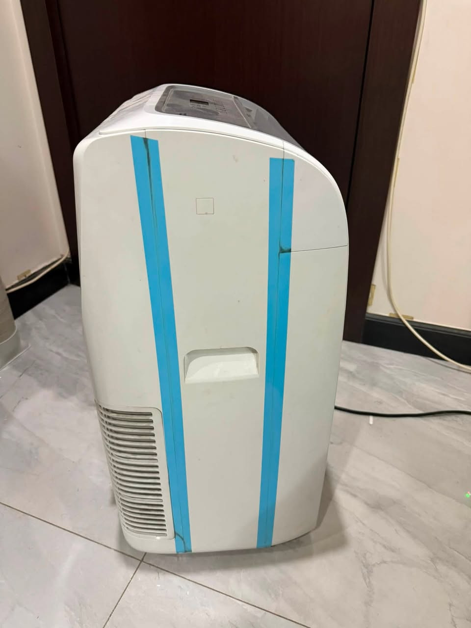 سلام عليكم سبلت متنقل TCL  واحد طن نضيف جداً  بعدة حتى بلنايلون و مداخل اي تصليح و مابي اي عطل غراضة كامله و مابيها اي نقص مثل ماموضح بلصور تجي تشوفه تفحصه اذا مو ثلج لتاخذة و يشتغل تبريد و تدفئة  سعرة 250 و بي مجال بسيط مكاني بغداد للتواصل ***********
