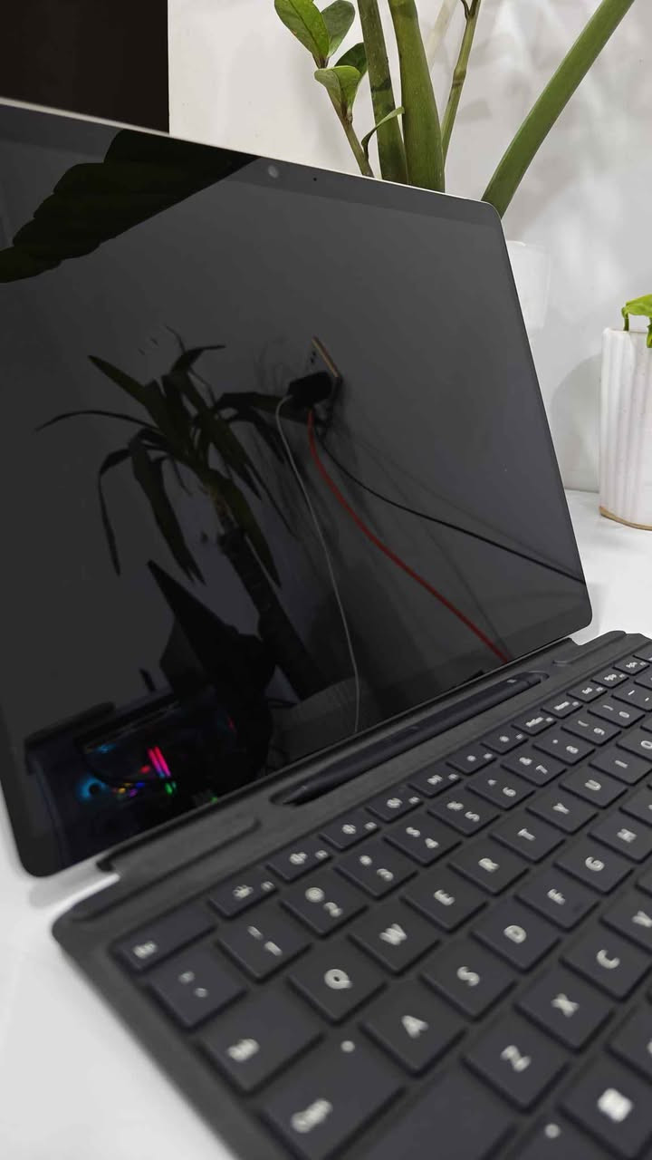 🌟 للبيع: أحدث جيل من سيرفس برو - Microsoft Surface Pro 11 (Copilot+ PC)

*اللون الاسود 
* المعالج: Qualcomm Snapdragon X Plus بـ 10 أنوية، مع وحدة NPU للذكاء الاصطناعي (أداء فائق وسرعة استجابة).
* الذاكرة (RAM): سعة 16GB LPDDR5x لأداء سلس في تعدد المهام.
* التخزين: 512GB SSD (فائق السرعة وقابل للإزالة/ال
تطوير).
* الشاشة: شاشة لمس PixelSense Flow مقاس 13 بوصة، دقة 2.8K (2880x1920)، بمعدل تحديث 120Hz لتجربة بصرية فائقة السلاسة.
* البطارية: عمر بطارية استثنائي يصل إلى 14-15 ساعة من الاستخدام المتواصل.
* الكاميرا: كاميرا أمامية بدقة 1440p (Quad HD) وكاميرا خلفية 10MP تدعم تصوير 4K.
* الاتصال: يدعم أحدث تقنيات Wi-Fi 7 ومنفذي USB-C (USB4).
* نظام التشغيل: Windows 11 Pro الأصلي.
* خاصية Face-ID 
* الحالة : نظيف جدا بدون بوكس
* البطارية 🔋: مشحون 2 مرات

السعر : 
1- الجهاز فقط 1،400،000
2- مع كيبورد اصلي 1،560،000
3- مع كيبورد و قلم اصليات 1،625،000

* ضمان اسبوعين

للتواصل والاستفسار: ***********

https://t.me/epic_store2
------------------------------
ملاحظة للمشتري: الجهاز مثالي للمهندسين، المبرمجين، والطلاب، خاصة مع سهولة فكه وتطوير قرص التخزين فيه. بغداد, العراق
