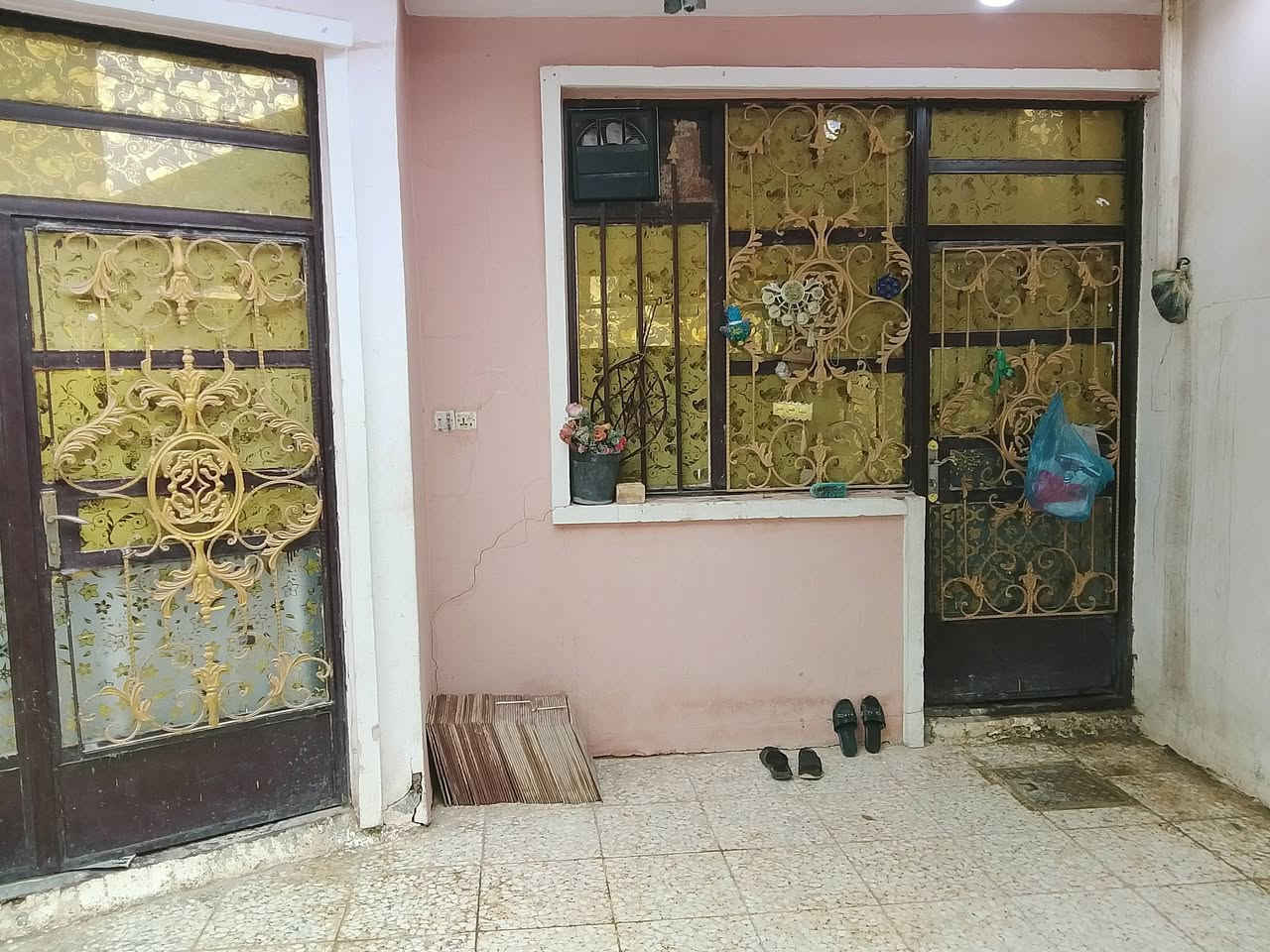بيت للبيع او مراوس الزعفرانيه شارع الزوراء يم اسواق الباشه او اسواق الورده بيت ركن على شارعين رابع فرع عن الشارع العام يم الجسر الجديد اسواق مريم مساحه البيت ١٦٠م طابق ونص اريع غرف نوم صاله عدد ٢ حمام عدد ٢  استقبال ومطبخ ومنور وترك خلف البيت كراج كبير زراعي قرار ١١٧ماشيه معامله تطويب رقم وتاريخ مستلم السعر ١٢٠ مليون وبي مجال للشراي البيت نضيف جدا رقم الهاتف ***********وتساب موجود
