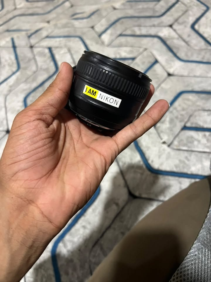 السلام عليكم عدسة للبيع 50mm1.4 
بعده لوك نيكون. النضافة 100/100.  امنت الله مااعرف سعره اليعرف سعره ايكول بل يرضة بي الله وياخذه ***********
