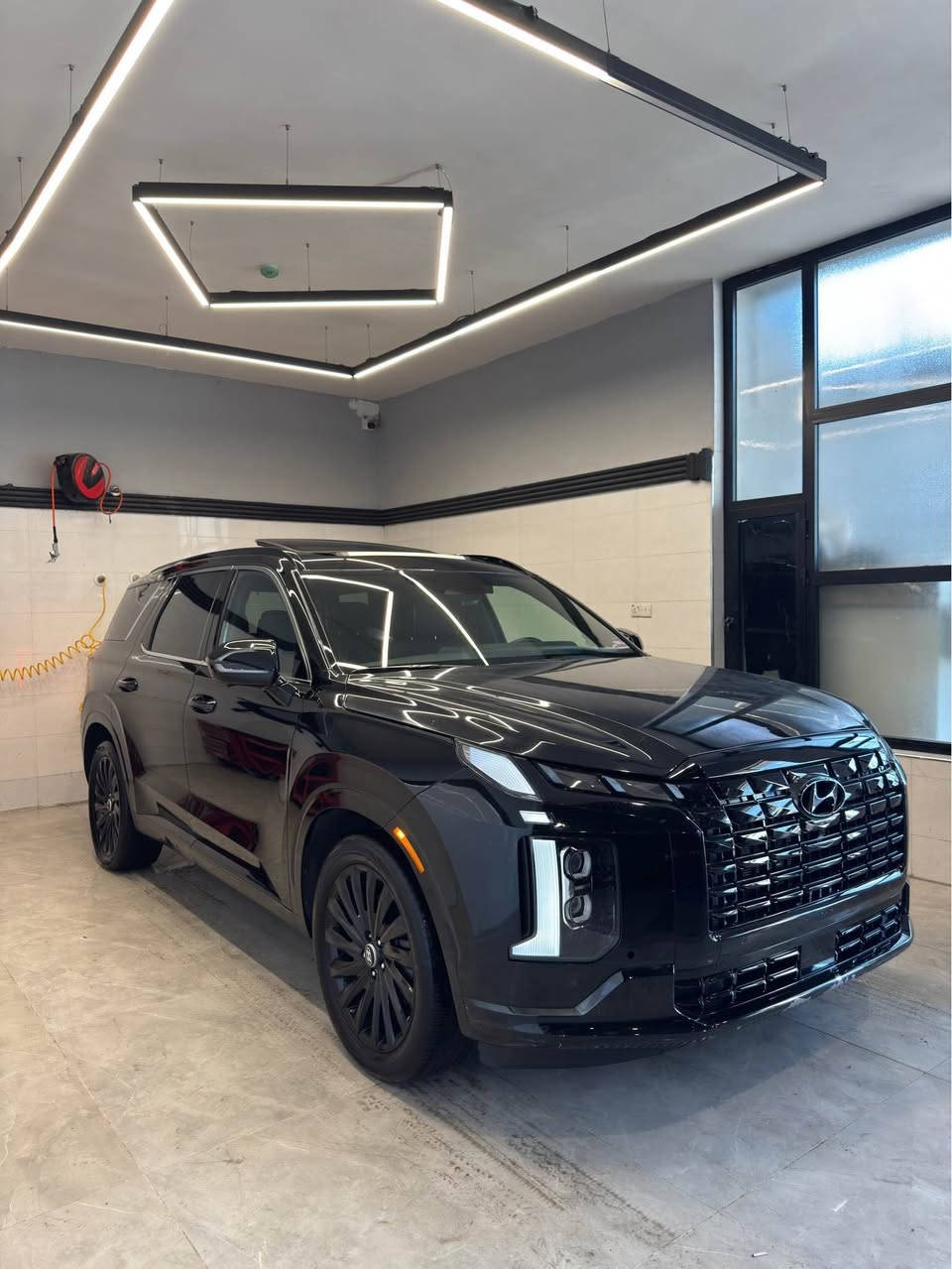السعر.  274$ 
للتواصل.  كورك/ واتساب / فايبر.   
                                             *********** 📞☎️
معلومات السيارة 👇🏻
حادث. فقط بوند صبغ بدون دواخل و بدون ارباگات 

Hyundai Palisade موديل 2024 فئة Calligraphy Night Edition تعتبر أعلى وأفخم فئة، ونايت إديشن يعني شكل أسود رياضي/فخم (Blackout). هاي مواصفاتها

    محرك V6 سعة 3.8 لتر
* قوة 291 حصان
* عزم 262 lb-ft (حوالي 355 نيوتن)
* جير أوتوماتيك 8 سرعات
* دفع رباعي HTRAC AWD ستاندرد بالنايت إديشن (مو دفع أمامي)
* وضعيات قيادة: Comfort / Sport / Smart / Eco
* وضعيات للثلج والسحب: Snow Mode + Tow Mode
* سحب مقطورة لحد 5000 lbs (حوالي 2268 كغم)
  الداخلية (داخل السيارة)

* 7 ركاب (كرسيين كابتن بالنص)
* شاشة عدادات رقمية 12.3 إنج
* شاشة معلومات وسطية 12.3 إنج
* نظام صوت Harman Kardon قوي بـ 12 سماعة
* سقف بانوراما مزدوج
* تبريد + تدفئة للمقاعد الأمامية والخلفية
* مقود مدفأ
* شحن لاسلكي للموبايل
* تشغيل بصمة/زر
* إضاءة داخلية Ambient
* مراية وسطية رقمية (كاميرا)
* كاميرات 360°
* Parking Assist وصف ذاتي أحياناً حسب السوق
* ذاكرة للمقاعد
* ستائر خلفية كهربائية ببعض النسخ  

الأمان والسلامة

* رادار أمامي
* مثبت سرعة ذكي (Adaptive Cruise)
* Lane Assist (يبقيك داخل المسار)
* Blind Spot Monitor (تحذير النقطة العمياء)
* فرملة طوارئ تلقائية
* كاميرات 360
* حساسات أمامية وخلفية
* تنبيه حركة خلفية
* مراقبة انتباه السائق
* Airbags كاملة للصفوف الثلاثة اكر, نينوى
