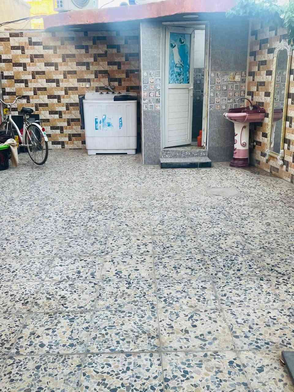 السلام عليكم بيت للبيع مساحه ١٧٠متر طابو ملك صرف بناء طابوك يتكون من أستقبال وأربع غرف ٢فوك و٢جوة ومطبخ بارد ومطبخ حار العنوان حي الحسن العسكري دور الضباط الاستفسار ع الرقم ***********
