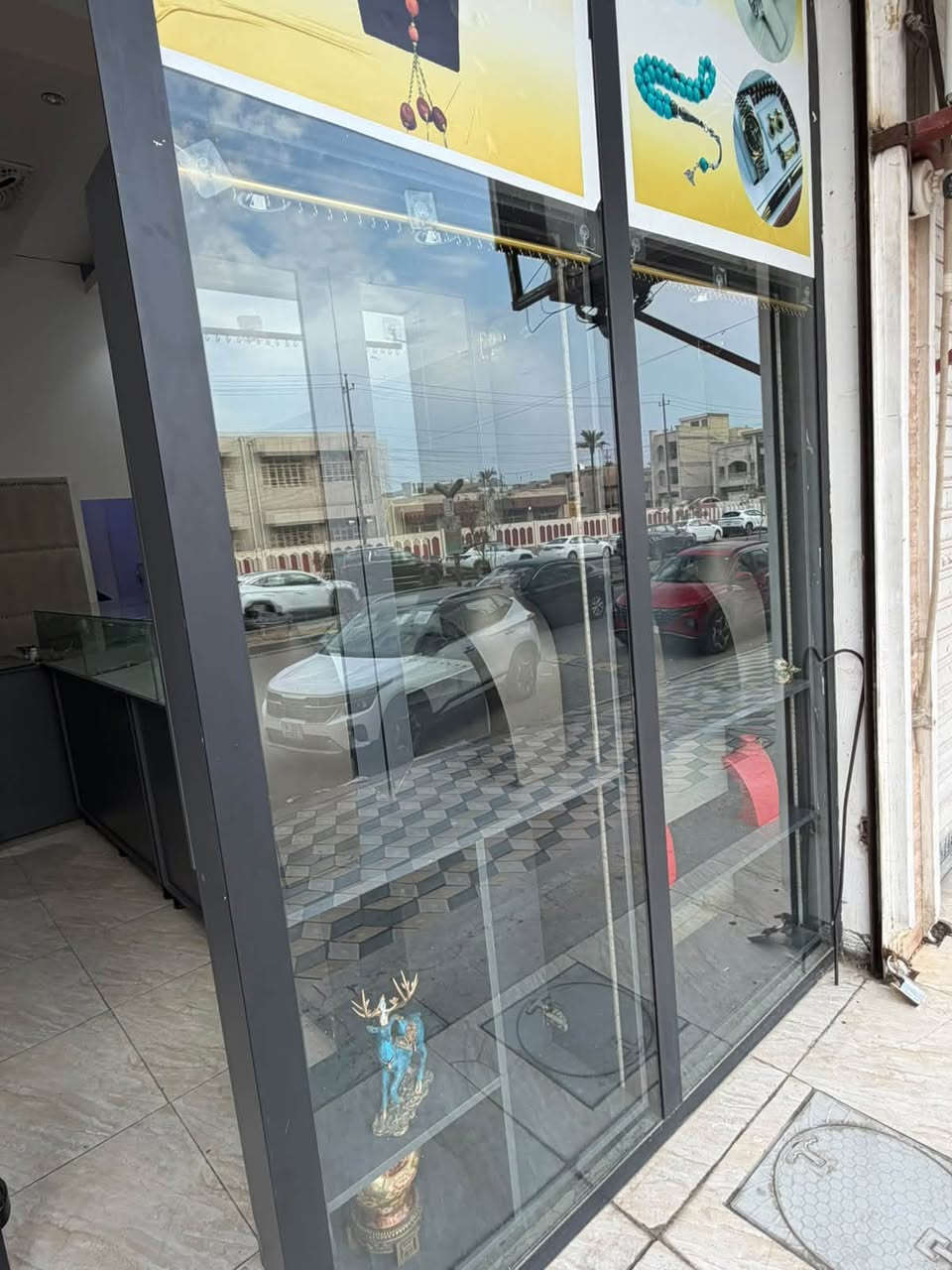 سلام عليكم غراض محل لبيع شلع 
فاترينات جدار عدد ٤ القياس 
مترين 120x
فاترينات ارضيه عدد ٣ ومن ضمنهم وحده بيه مجرات القياس 150x75
فاترينات عرض عدد ٢ القياس ارتفاع مترين والعرض ٨٥ 
زاويه عدد واحد 40x40 والارتفاع ٢٠٠
طبلات عدد ٢ 
قاصه عراقيه حجم كبير 70x100
قنفه عدد واحد
سعر الكلي للغراض مليونين وربع 
وسعر القاصه ٥٥٠ الف 
***********
