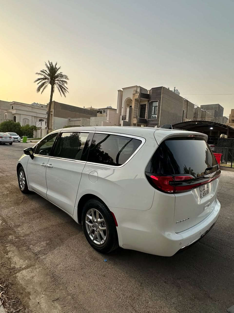 سلام عليكم كرايسلر باسفيكا 2024بانزين 
• محرك 3600
• لون اسود
• تبريد 3 قطع
• ابواب كهرباء
• صندوق كهرباء
• كشنات سياحي
• تحكم ستيرن جهتين
• شاشة كبيره 
• كير ماوس
• تشغيل بصمة
٥ ٠ ابواب بصمة
• سايد بريك دكمة
• توقف ذاتي
• منافذ تايب سي USB منافذ 
• رادار امامي
• رادار خلفي
بعد بيه موصفات هواي 
حادث سياره قطعتين جاملغ و باب مبدلات بلادي نفس لون 
الاستفسار 
*********** 
سعر 240 ورقه بيه مجال 
مكاني بغداد
