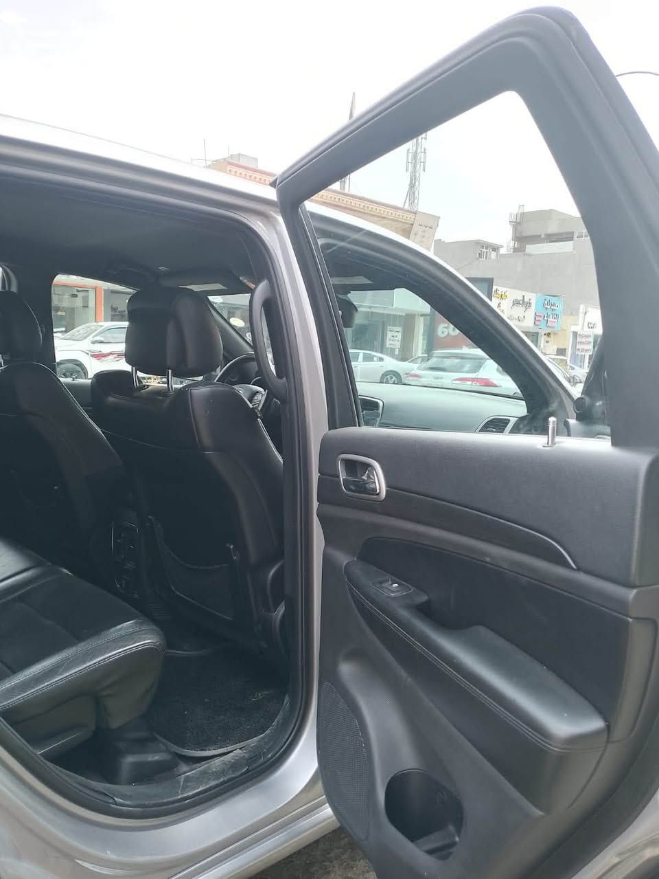 السلام عليكم 
من رخصه الادمن. 
Jeep2018 
مكفوله كفاله عامه من الضربه والصبغ والمعجون 
كلين السياره 
المحرك مفتوح 
بيها ملاحضه زغير شخط فقط زغير 
تخم تايرات جديد 
رقم سليمانيه 
بسمي شرط التحويل 
+ غرامات. 
لون سلفر فول 1/1 
فتحه سقف 
تحكمات 
مثبت 
شاشه كبيره تدعم الكار بلي
كشنات جلد اسود 
قطعتين تبريد 
تحكمات استرين 
8 ايرباكات 
انظمه قياده 
سبورت 
ماشيه 200 وقابل للزياده 
السياره كير محرك بشرط 
حداديه صدر كله جديد 
السعر ب 240 وبيها مجال للشراي 
لل استفسار ***********
