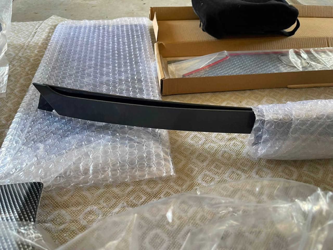 ديكور ابواب جيتور T2 شكل الكاربون فايبر 

صندوق تنظيم اغراض 

طقم دوسات نيكل اسود 

حصيرة صندوك نيكل 

ترايش ديكور 

حافظات كلينس 

استراحة رجل بالكشن تنربط

بردة سلايت خلفية

ديكور جامات خلفية

هواية غراض جدد

كلهن 150 الف 

***********

