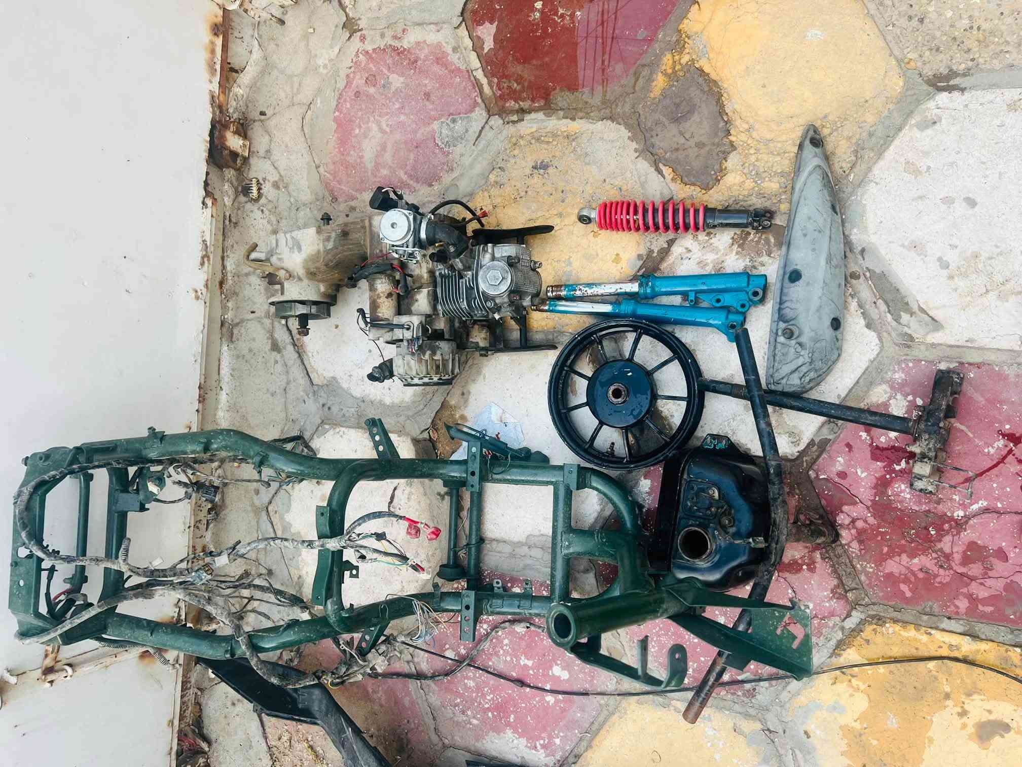 غراض ماكس لبيع ينباعن مفرد او كلهن غراض كلمن وسعره
شاصي مصبوغ اخضر مرمز اوراقه ضايعه سعره 100 قفل 
مكينه توها مجفته 55 مشيف بعدها مامشتلغه وياها كابريتر وكلج امامي سعر 125قفل
دواخل 25 قفل 
ضفيره عدد ثنين تجاريه وبلاديه سعر 15 قفل
دبلات وماشه قفل 30
دبل خلفي 10
ستيرن بلادي سعر 25
ويل مشيف خلفي 10 
واقيه صالنصه ملحه سعر15 قفل 
رقم ***********واتساب متواجد
