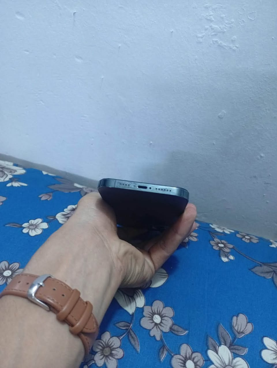 ايفون ١٢برو ماكس 
دبل سمكارت 
ذاكرته ٢٥٦
مبدل بي 
شاشه اصليه ٣ خيارات 
وبطاريه اصليه  
الجهاز نضيف كلش  مال بيت
سعره ٢٥٠ وبي مجال ***********
العنوان الدوره
