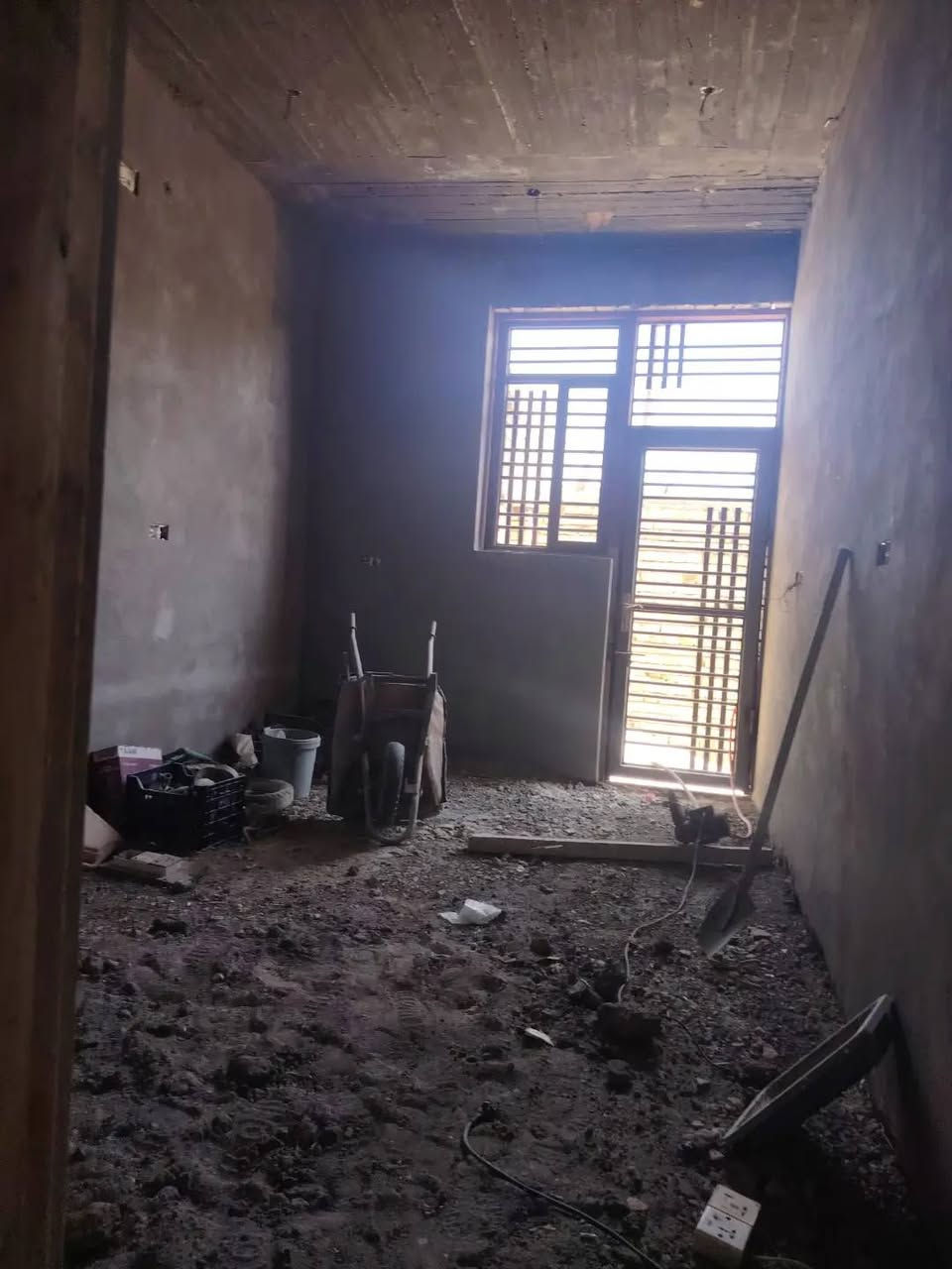 بيت زراعي طابقين  ناقصه بس سيراميك وبياض للبيع 100متر شارع لايمام علي يبعد عن شارع رئيسي مال ناصريه خمسين متر 
البيت يتكون من غرفه وصاله ومطبخ ودوانيه ومنور وصحيات داخليه وخارجيه طابق ثاني يتكون من غرفتين غرفه كامله وغرفه بعدهي عوزه كم ساف وعكاده لطابق ثاني  وطابق ل اول كونكريت سعر 45 اتصال ع رقم ***********
