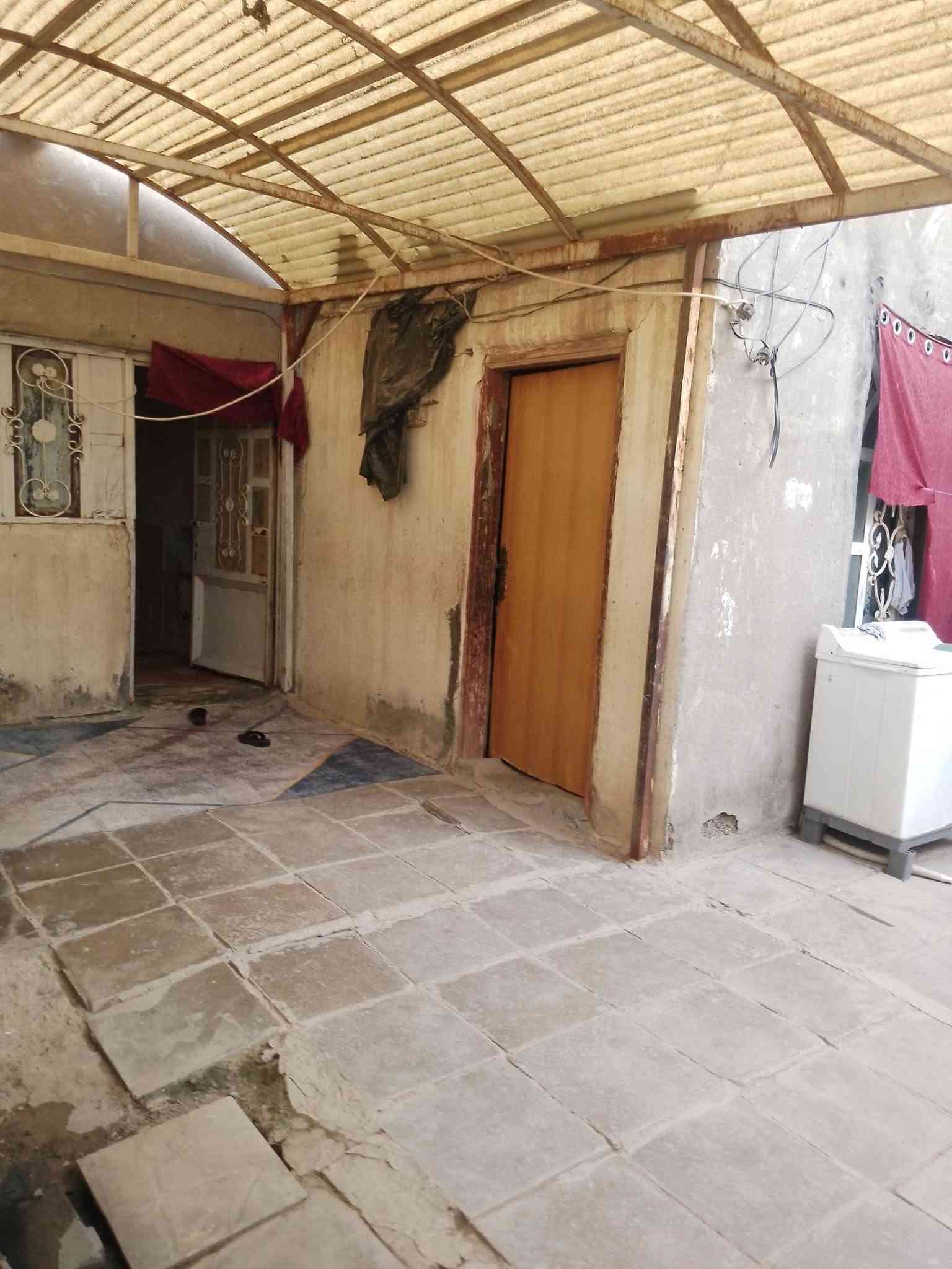 للبيع مساحه 140م يتكون من غرفتين وصاله واستقبال ومطبخ وصحيات داخله وخارجيه ومكشوفتين وطارمه عايزترميم وارضيه بناء ابلوك تجعيب طابوك السكف عكاده شيلمان السطح مطبك فرشي العنوان شارع المطار الجديد قرب اسواق الصدرين السعر16بي مجال للستفسار اتصل ***********مكتب بركات الصدرين للعقار شارع الحوزه
