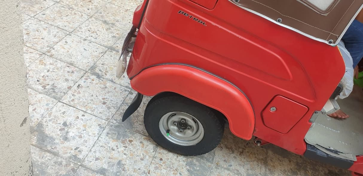 تكتك 23 شهر 11 مضلع كفاله مكينه خرسه ما مفتوحه  لا تنقيص ولا تبخير والبدي نضيف وكلها  ع بلاد لا ضريه ولا شي تكتك مال بيت مو شارع تحويل ثاني يوم رقم انكليزي هاذ رقمي للاستفسار *********** مكاني القبله سعرها 10 ونص
