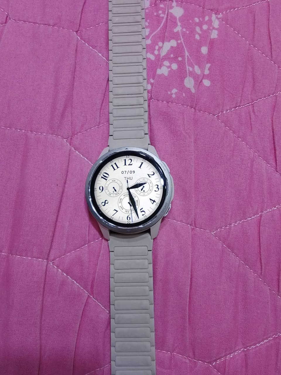 للبيع ساعة Xiaomi Watch S1 Active - مستعملة نظيفة*
*الحالة:* مستعملة نظافة 60%  
*اللون:* ابيض + حزام سيليكون ابيض  
*الوضع:* شغالة 100% مابيها اي مشكلة، البطارية قوية

*المواصفات:*
- شاشة AMOLED دائرية 1.43 انش زجاج مقاوم للخدش
- GPS ثنائي + مكالمات بلوتوث مباشرة
- قياس نبض القلب + نسبة الاكسجين + النوم + التوتر
- 117 وضع رياضي
- مقاومة للماء 5ATM تتحمل سباحة
- بطارية تدوم لحد 12 يوم
- النظام: يدعم عربي + اشعارات الواتساب والفيسبوك

  
قاعدة الشحن الاصلية موجودة 

*السعر: 150,000 دينار عراقي*  
وقابل للتفاوض البسيط للشراي الجاد

*المكان:* البصرة - [دور الشرطه قريب من معارض الجديده]  
*التواصل:* واتساب [***********]
