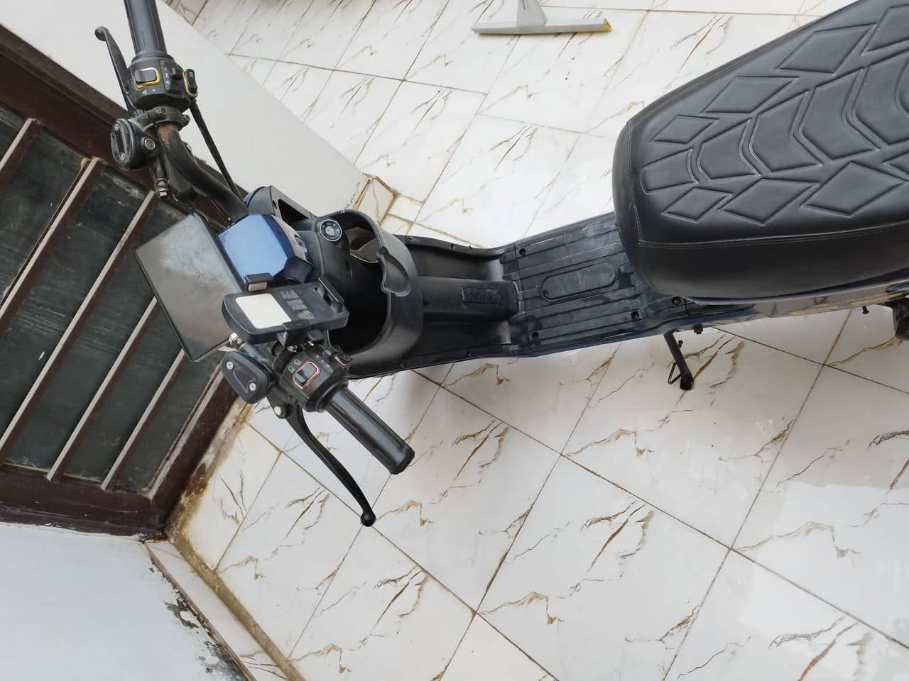 ​للبيع: دراجة شحن كهربائية موديل R9 WINLEE
الموديل: R9 (شركة WINLEE)  
​اللون: نيلي مميز مع خطوط صفراء  
​الحالة: ممتازة وجاهزة للاستخدام  
​أبرز المواصفات والمميزات:
​لايت أمامي دائري كبير متطور مع إضاءة إشارة حديثة  
​شاشة إلكترونية/عداد إلكتروني لعرض التفاصيل  
​حامل موبايل مثبت على المقود  
​مقعدين (مقعد رئيسي + مقعد خلفي) بتصميم مريح  
​ممتصات صدمات (دبلات) خلفية قوية  
​نظام فرامل هيدروليك (دسك) أمامي وخلفي  
​مساحة واسعة للقدمين مع جيب تخزين أمامي  
​السعر: 450 ألف (وبيه مجال للشراي الجاد) للتواصل ***********
