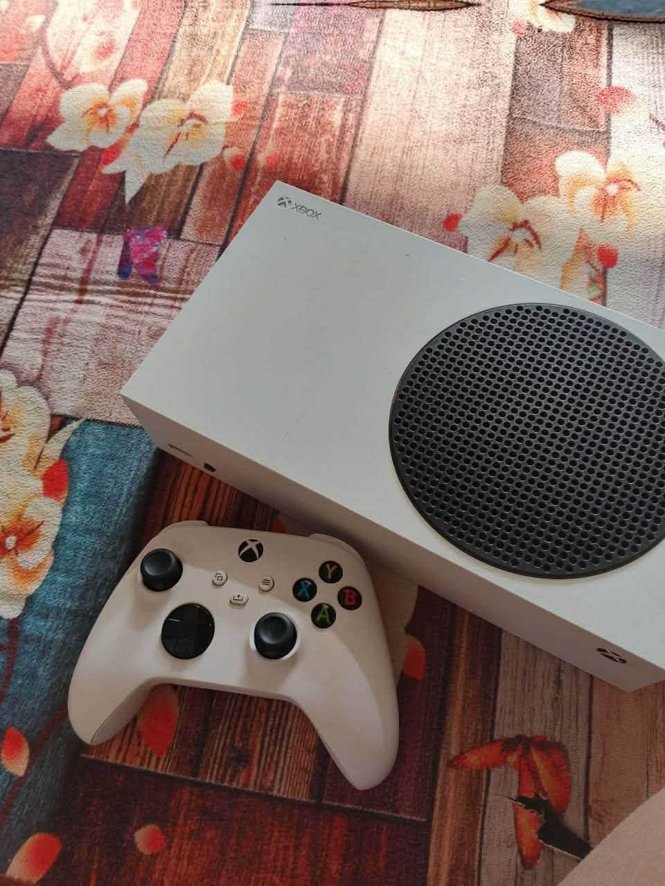 XBOX SERIES نظيف كلش كلش نظيف
ونظيف من كل النواحي لا شخط لا طكة.
اخذته بـ 600 الف، وهسه دا اعرضه بـ 450 الف فقط وقابل للتفاوض للشراي الجاد.
مواصفاته ما يحتاج احچي عنها:
•  يشغل كل العاب الجيل الجديد 120 فريم
•  حجم صغير وانيق
•  سريع بكلشي، تحميل وتشغيل
الجهاز كامل ملحقاته الاصلية وجاهز للعب رأساً.
السبب للبيع:  محتاج اريد اخذ ايباد للدراسه
*********** واتس فقط
