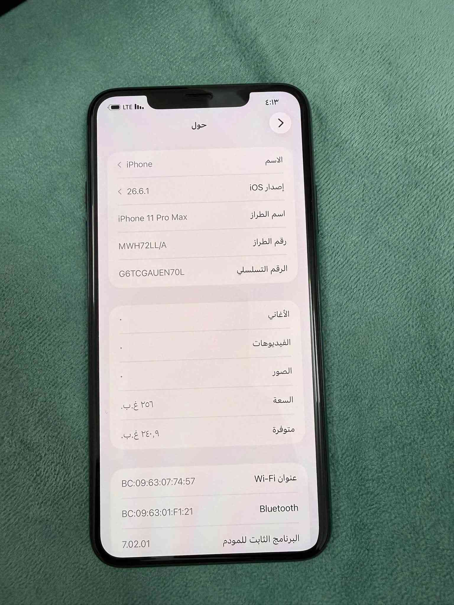 السلام عليكم 

ايفون 11  برو ماكس 
ذاكرة 256
نظيف جدا  
البطارية 88 
كارتونه + سماعة
الايمي مطابق 
الجهاز مو باله 
وممصلح 
وين ميعجبك افحص 

السعر 400  قفل 

***********

نص مكتوب في الصور:
- ٤:١٣ LTE حول الاسم iPhone إصدار iOS 26.6.1 اسم الطراز iPhone 11 Pro Max رقم الطراز MWH72LL/A الرقم التسلسلي G6TCGAUEN70L الأغاني الفيديووهات الصور السعة ٢٥٦ غ.ب. متوفرة ٢٤٠,٩ غ.ب. عنوان Wi-Fi BC:09:63:07:74:57 Bluetooth BC:09:63:01:F1:21 البرنامج الثابت للمودم 7.02.01
- 92 1:56 حالة البطارية والشحن كما هو الحال مع البطاريات القابلة لإعادة الشحن، بطارية الهاتف قابلة للاستهلاك وتصبح أقل فاعلية مع الوقت. معرفة المزيد... 88% الحد الأقصى للقدرة هذا قياس لقدرة البطارية مقارنة بقدرتها عندما كانت جديدة. قد تتسبب القدرة المنخفضة بتقليل ساعات الاستخدام بين عملية الشحن والأخرى. أقصى قدرة للأداء ستساعد الأنظمة المضمنة في النظام والمكونات في تخفيف آثار الأداء التي قد تلاحظها أثناء التقدم الكيميائي في عمر بطارية iPhone. شحن البطارية المحسن للحد من استنزاف عمر البطارية، يتعلم ال iPhone من عادات الشحن اليومية، بحيث ينتظر ولا يتجاوز 80% حتى يحoin موعد حاجتك إلى استخدامه.