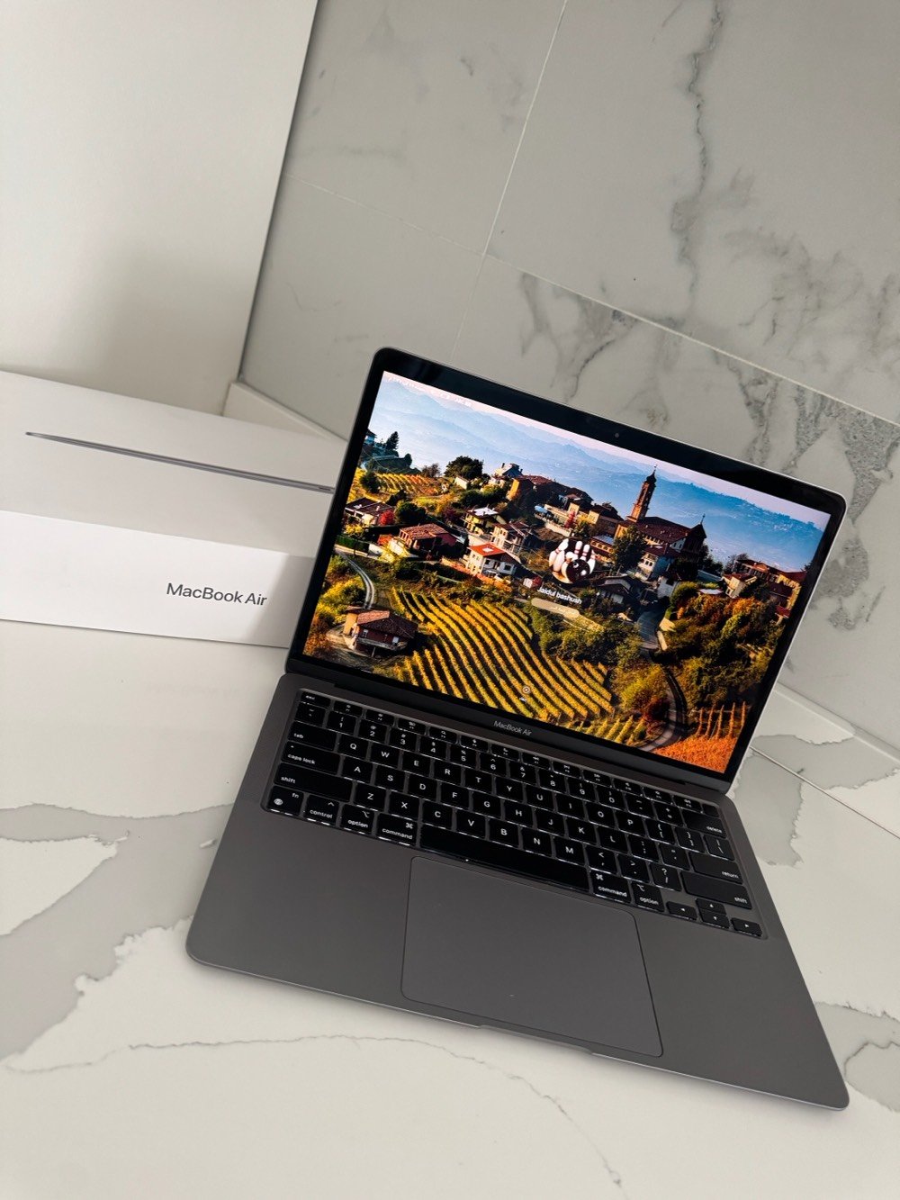 لابتوب جديد استخدام قليل 
مواصفات 
MacBook Air M1

* حجم الشاشة: 13.3 إنش
* الرام: 8GB
* التخزين: 256GB SSD
* الموديل: 
MacBook Air 13-inch (M1)
***********