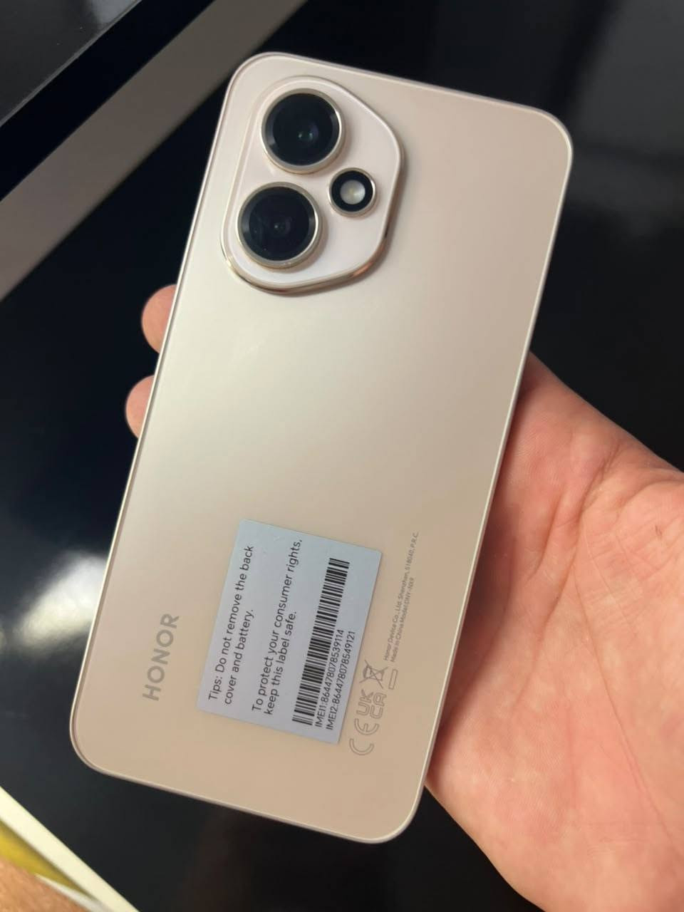 السلام عليكم للبيع استخدام شخصي شهرين

للذواقة *HONOR 400* 
---
*للبيع جهاز HONOR 400* 
*اللون: ذهبي* 
*الحالة: نظيف 10/10*

*المواصفات:*
- *الشاشة*: 6.55 انش AMOLED منحنية بدقة 1.5K وتردد 120Hz 
- *المعالج*: Snapdragon 7 Gen 3
- *الذاكرة*: 512 تخزين
- *الكاميرا الخلفية*: 200MP كاميرا رئيسية + 12MP الترا وايد
- *الكاميرا الامامية*: 50MP 
- *البطارية*: 5000mAh مع شحن سريع 66W
- *بصمة*: تحت الشاشة
- *الشبكة*: 5G + NFC + IR
- *نظام التشغيل*: اندرويد 14 بواجهة MagicOS 8.0
- *مقاومة ماء وغبار*: IP65

*ملاحظات*: جهاز قوي للتصوير والالعاب.علما مالعب ببجي  الكاميرا 200MP تصويرها فول.

*السعر*: 475
*المكان*: تكريت 
للتواصل: [***********]

---
