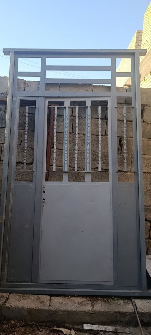 شبابيك عدد 2 وباب عدد واحد للبيع حديد درجة اولى حي المختار تفاصيل استفسار ***********
