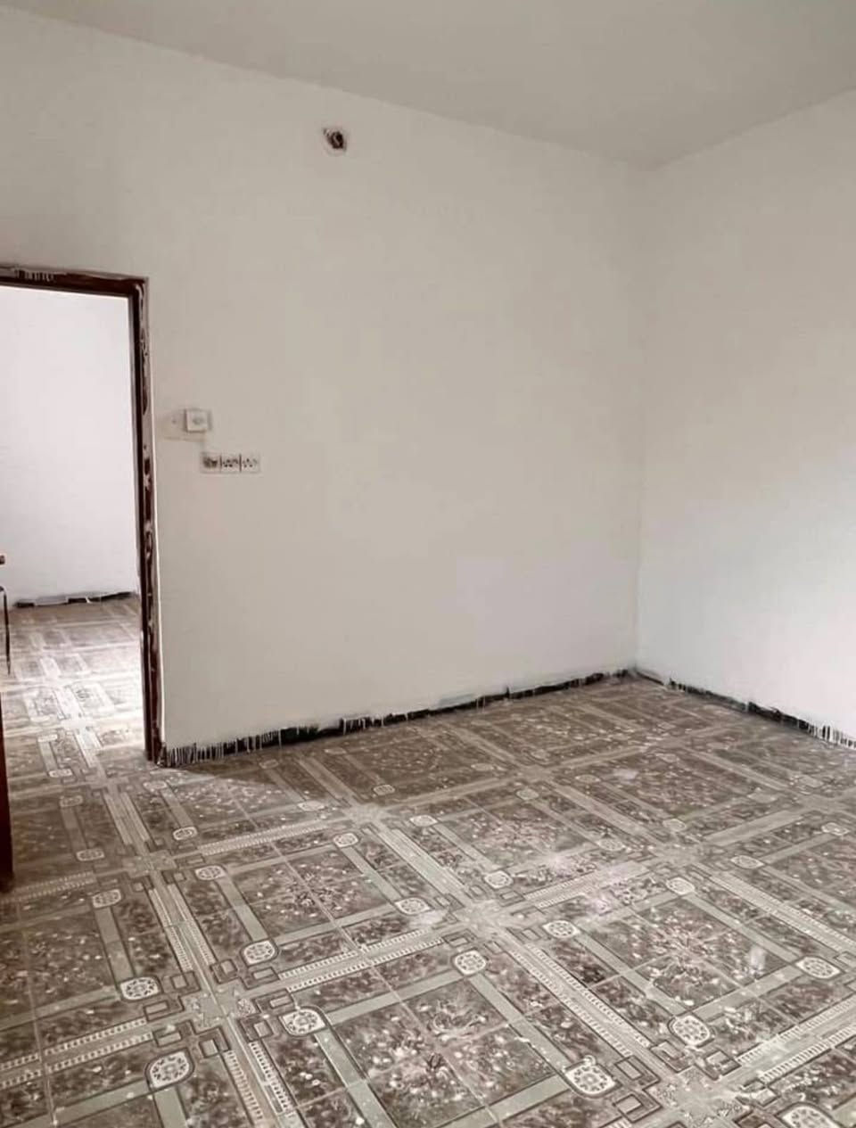 دار في كربلاء(لرهن فقط) مساحه 100 متر مربعه
طوله 10 متر 
عرض 10 متر
طابق ونصف 
يحتوي على :غرفتين نوم ، صالة، استقبال، مطبخ، ومناورعددأثنين صحيات داخليه وخارجه.متوفركافةالخدمات من ماء وكهرباء وأسواق متنوعه ومولده قريبه متكامل الخدمات.
المبلغ المطلوب..عشرين مليون دينار

الموقع : كربلاء، على شارع الحولي(طريق الزوار)    _مقابل مستشفى الكفيل. شارع الهنيديه حي النواب فرع المولده
للتواصل: *********** كربلاء, العراق
