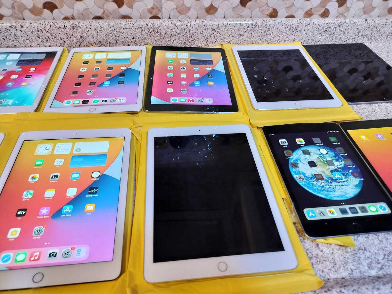 وصل 📲 ايباد اير 2 ومني 4 نضافه 100 كلش نضيف ياتلحك يا لا اسعار جوه السوك شرط . ***********

