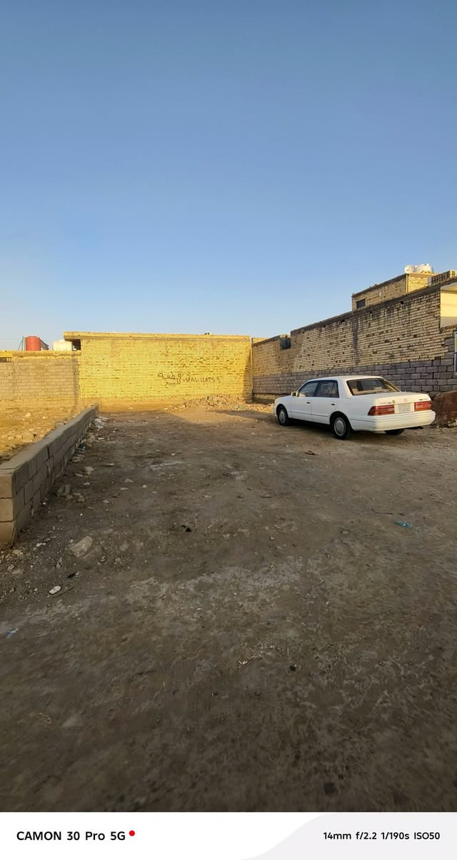 حياكم الله قطعه 185 متر للبيع صاحبة متوازي ومحتاح
 الموقع الناصريه كشمره خلف السجن الاصلاحي
قريب كلش على الشارع التبليط مثل ما موضح بالصور
كامل الخدمات   
البناء إلي يمها كلة حديث 
والاهم شوارع مرتبه ويم التبليط 
السعر 25 وبيه مجال ان شاء الله
 للاستفسار راسل الصفحه او اتصل ***********
