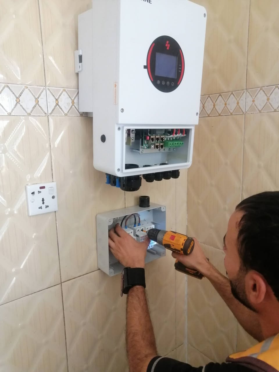 منظومة شمسية • انفرتر ٦kW • بطارية svolt ١٧.٩kW