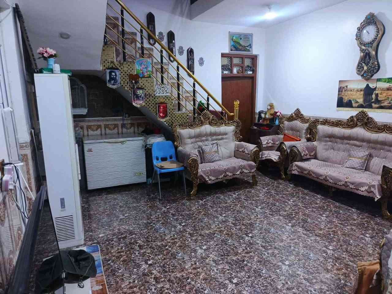 السلام عليكم بيت للبيع مساحه ١٢٥ متر في قضاء الاحرار منطقة الكابينات يحتوي على غرفه نوم وصاله ومطبخ واستقبال وصحيات داخليه وخارجيه خدمات كامله للاستفسار اتصال رقم أو وتساب***********
