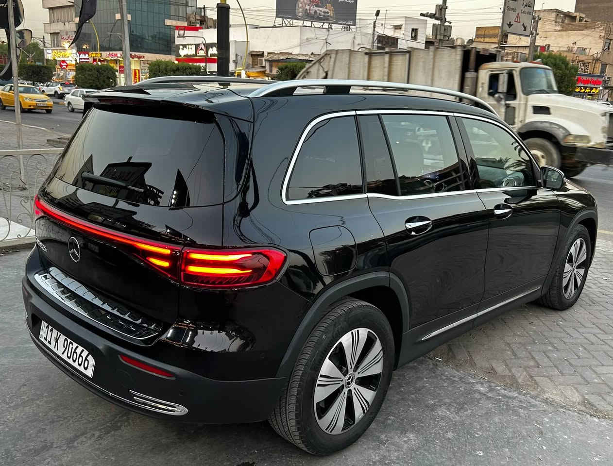 مرسيدس EQB 250 كهربائية موديل 2024 فول كامل
سعة البطارية 66.5 kWh نوع Lithium-ion
تمشي لغاية 520 كم بالشحنة الواحدة
ماشية 8,000 فقط وبحالة الوكالة

المواصفات: حساسات أمامية وخلفية وجانبية
ذاكرة كشنات
كشنات جلد
إضاءة داخلية متغيرة
رادار أمامي وخلفي
عدادات ديجيتال متغيرة
تحكم ماوس بالشاشة
4 وضعيات قيادة
قيادة ذاتية
تبريد قطعتين
مثبت سرعة
نقاط عمياء
مرايا شفط
إشارات بالمرايا
صندوق خلفي كهربائي
أوتو هولد
وباقي المواصفات المعروفة
الحادث دعامية أمامية فقط مع ضربة خفيفة بحافة البنيد أثناء النقل والصور مرفقة
تصلحت وانصبغت على كدها
بدون إيرباك وبدون شاصي ومكفولة
المكان بغداد حي القاهرة
السعر 270 $
للتواصل ***********

نص مكتوب في الصور:
- BIDCARS