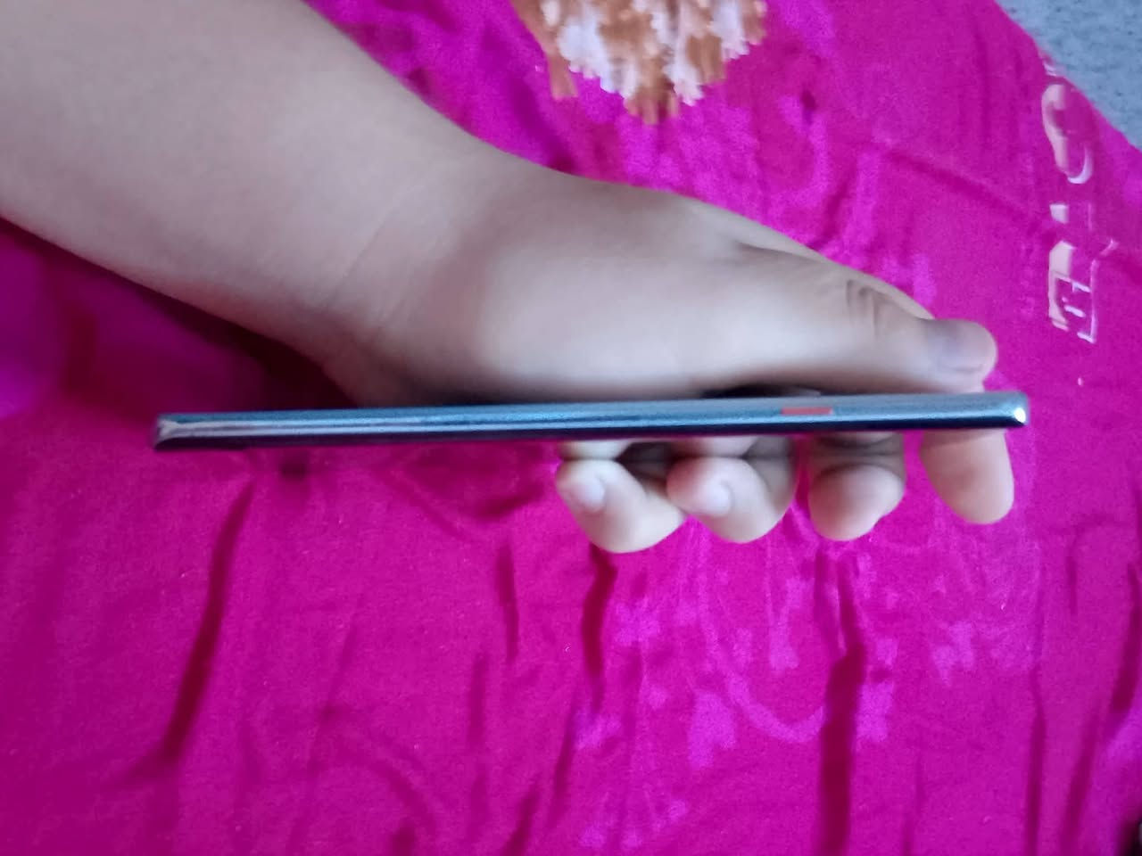 إعلان للبيع أو المراوسة
العنوان: تكنو كامون 40 برو 5G (Tecno Camon 40 Pro 5G) – أقوى فئة بالـ 40 برو  
​التفاصيل والمواصفات:
​الجهاز: Tecno Camon 40 Pro 5G (النسخة الأقوى بمعالج Dimensity 7300 5G)  
​الشاشة: AMOLED منحنية تردد 144Hz (حجم 6.78 بوصة)  
​الكاميرا: الرئيسية 50MP بمستشعر سوني مع مانع اهتزاز OIS + سيلفي 50MP  
​البطارية والشحن: 5200 mAh مع شحن سريع 45 واط  
​الحالة العامة: الجهاز للبيع فقط أو المراوسة، شغال وما بيه أي مشكلة  
​الملاحظة / العيب الوحيد: مبدل شاشة فقط
​البيع / المراوسة:  
​الجهاز للبيع فقط  
​أو أراوس ويا آيفون 13 برو ماكس (iPhone 13 Pro Max) مع دفع فرق بسيط وقليل جداً. معلومات الاتصال والعنوان:
​رقم الهاتف الأول: ***********
​رقم الهاتف الثاني: ***********
​العنوان: بغداد - الرصافة الثانية - الزعفرانية - شارع الكهرباء، مقابل ملعب الشهيد علي حيال
