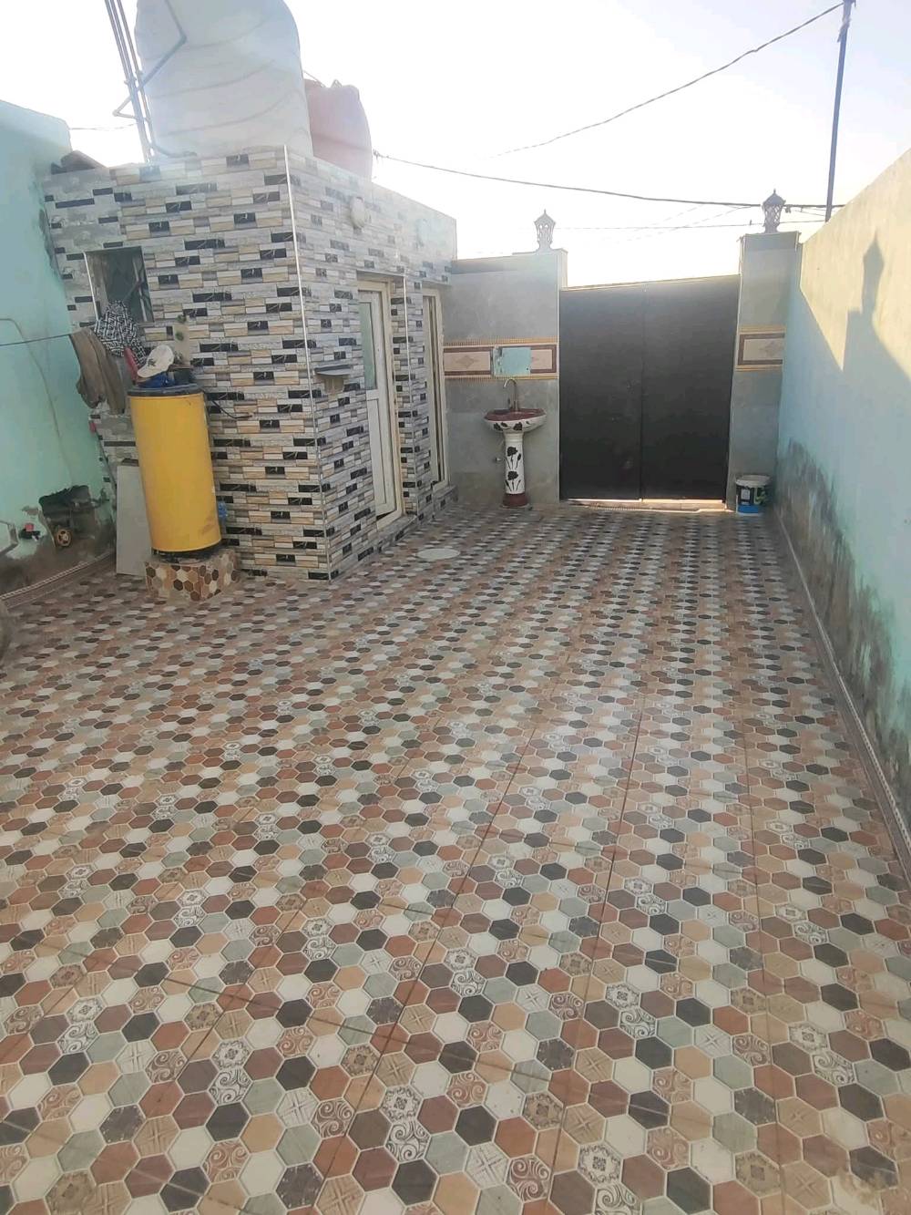 بيت كامل من كلشي جاهز غرفه وصاله ومطبخ وصحيات ومنور شغل درجه اولى.100 متر شرك . الديوانية.حي العسكري نهايه شارع ستين بلزراعي يم المجمع الجديد.