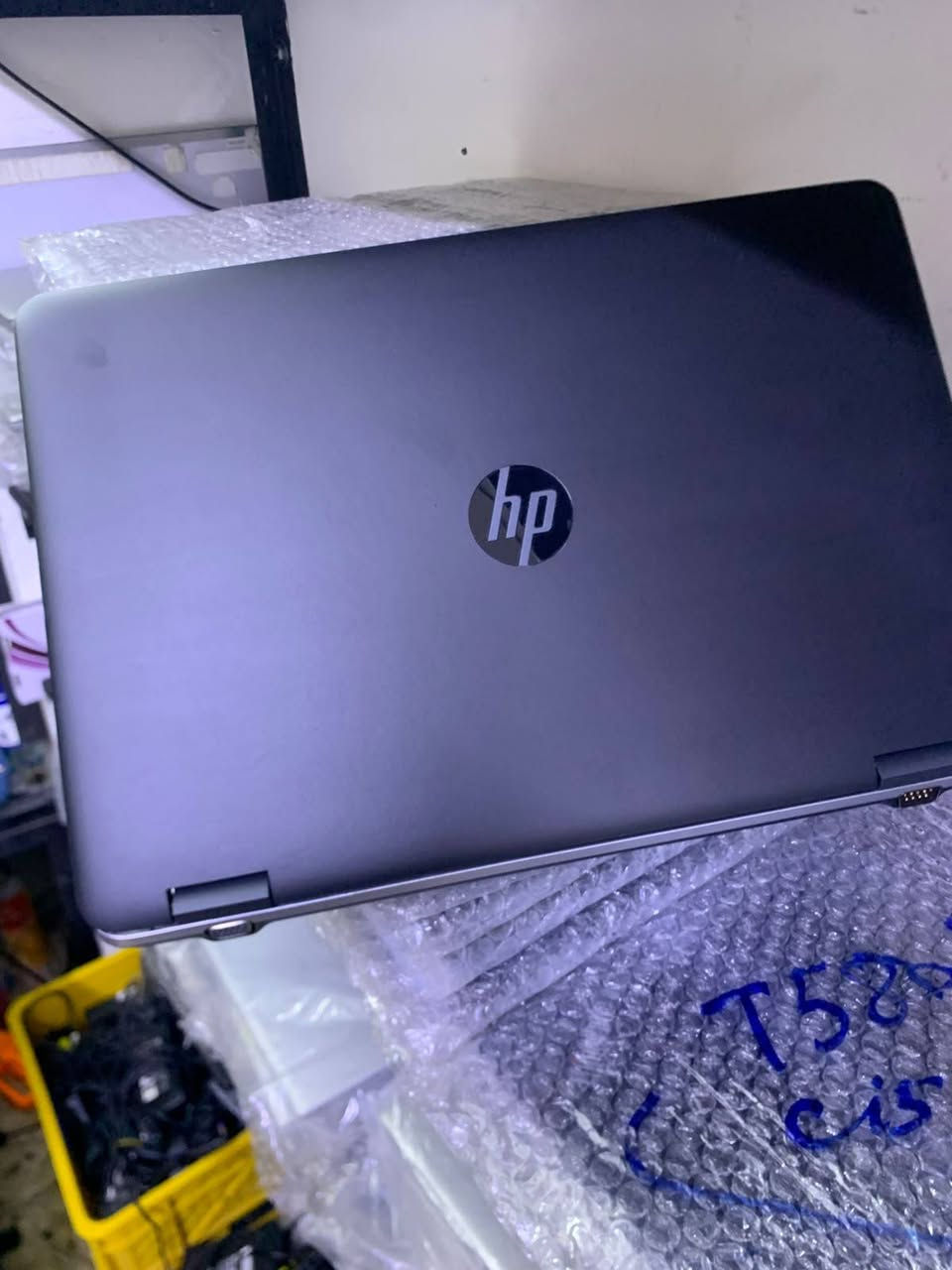 🔥 HP 650 G2 – خيار ممتاز للدراسة والعمل اليومي 🔥

💻 المواصفات:
 🔹 المعالج: Intel Core i5 الجيل السادس
🔹 الرام: 8GB DDR4
🔹 التخزين: 256GB SSD
🔹 كرت الشاشة: Intel HD Graphics
🔹 الشاشة: 15.6 إنج
🔹 يدعم Wi-Fi وBluetooth وكاميرا مدمجة

⚡ الأداء: جهاز عملي ومناسب للدراسة والعمل اليومي، يوفر أداءً جيدًا لتشغيل برامج الأوفيس، التصفح، مشاهدة المحاضرات، والاجتماعات الأونلاين. يتميز بشاشة كبيرة مريحة وهيكل متين مناسب للاستخدام المستمر.

✅ مناسب للطلاب والموظفين
✅ سرعة جيدة بفضل SSD
✅ شاشة 15.6 إنج مريحة للعمل والدراسة
✅ يدعم Windows 10 وWindows 11
✅ قابل لترقية الرام والتخزين

🔸 ملاحظة: الجهاز مستعمل (باله) بحالة جيدة، مفحوص وجاهز للاستخدام.

📞 للاستفسار والحجز: ***********
#HP
#HP650G2
#باله
#لابتوب_مستعمل
#حاسبات
#لابتوبات
#بغداد
#عروض_حاسبات
