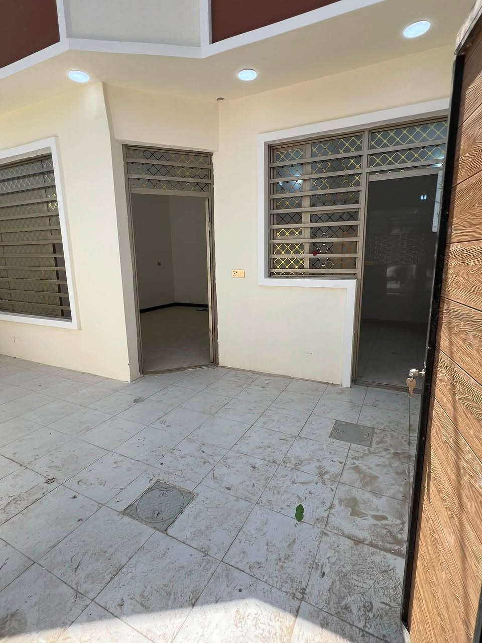 دار للبيع في بستان مشيوح بمساحة 100 متر مربع، بناء حديث وجديد بالكامل (غير مسكون سابقاً). يحتوي المنزل على: غرفة نوم، صالة، استقبال، ومطبخ. البيت مرتب وجاهز للسكن فوراً.

قرار : 25 
                 السعر : 60 وبي مجال 
التواصل : ***********
